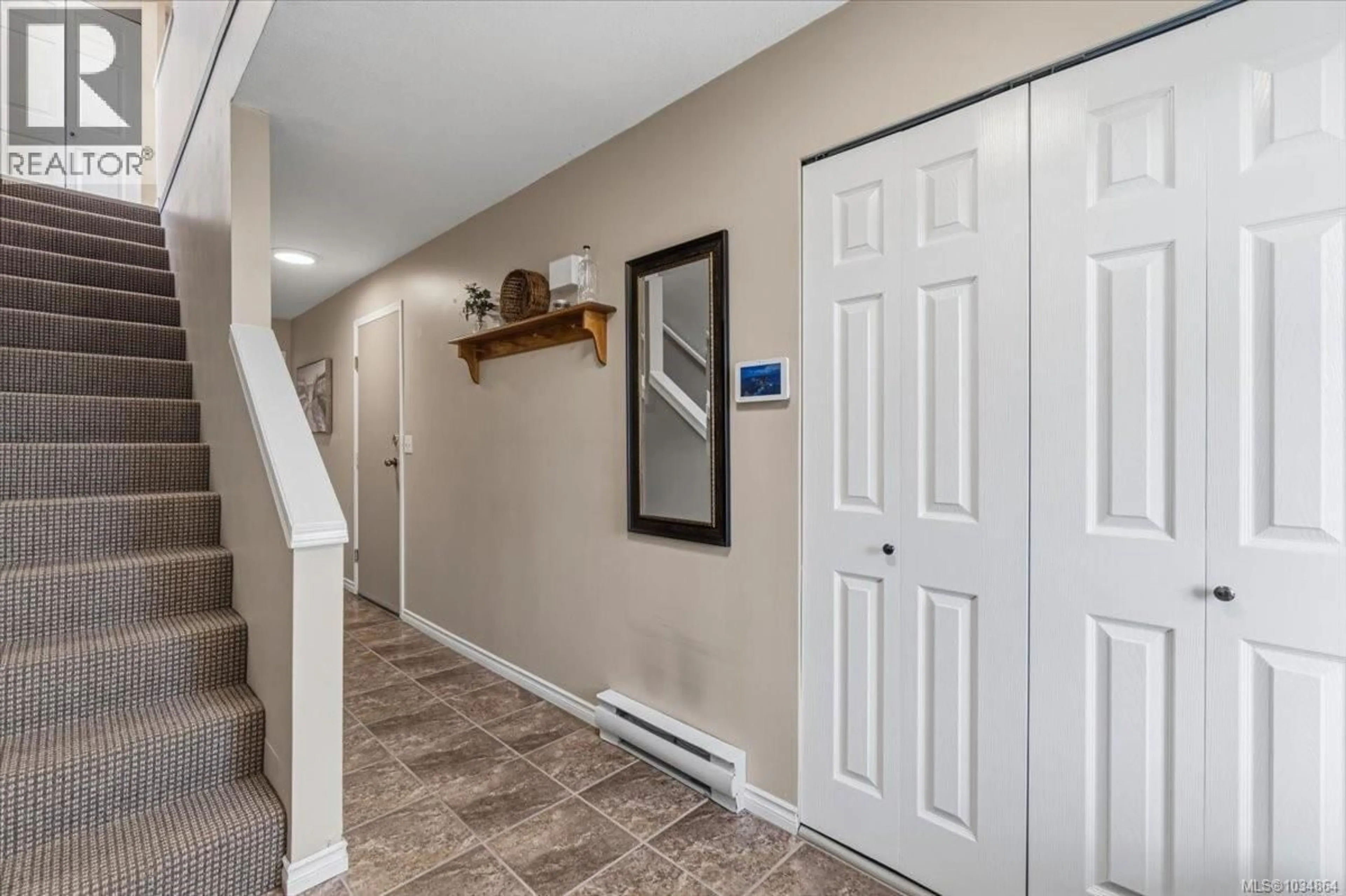 Indoor entryway for 1 - 1659 DUFFERIN CRESCENT, Nanaimo British Columbia V9S5T4