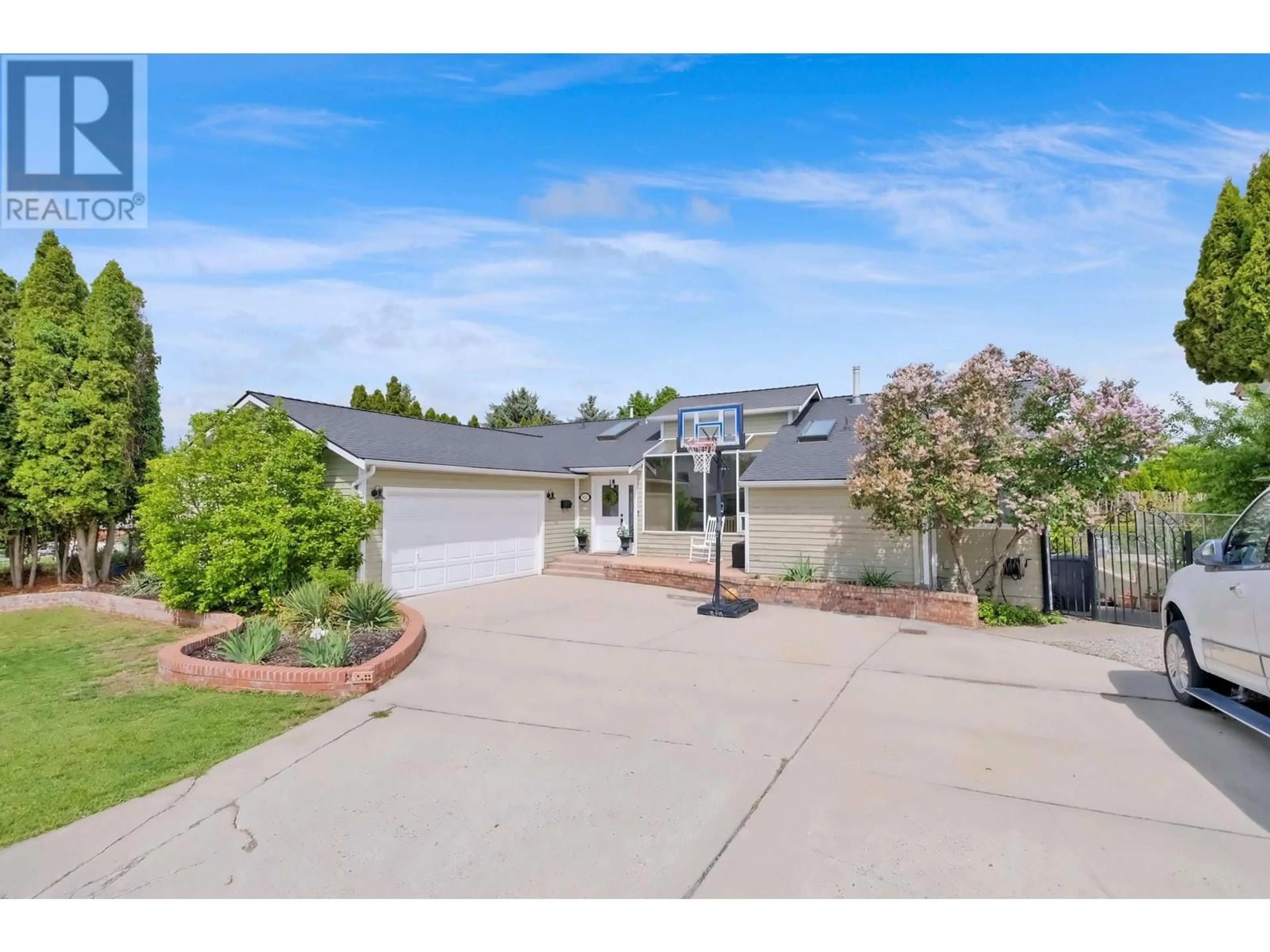 A pic from outside/outdoor area/front of a property/back of a property/a pic from drone, street for 921 WESTMINSTER AVENUE EAST, Penticton British Columbia V2A1J6