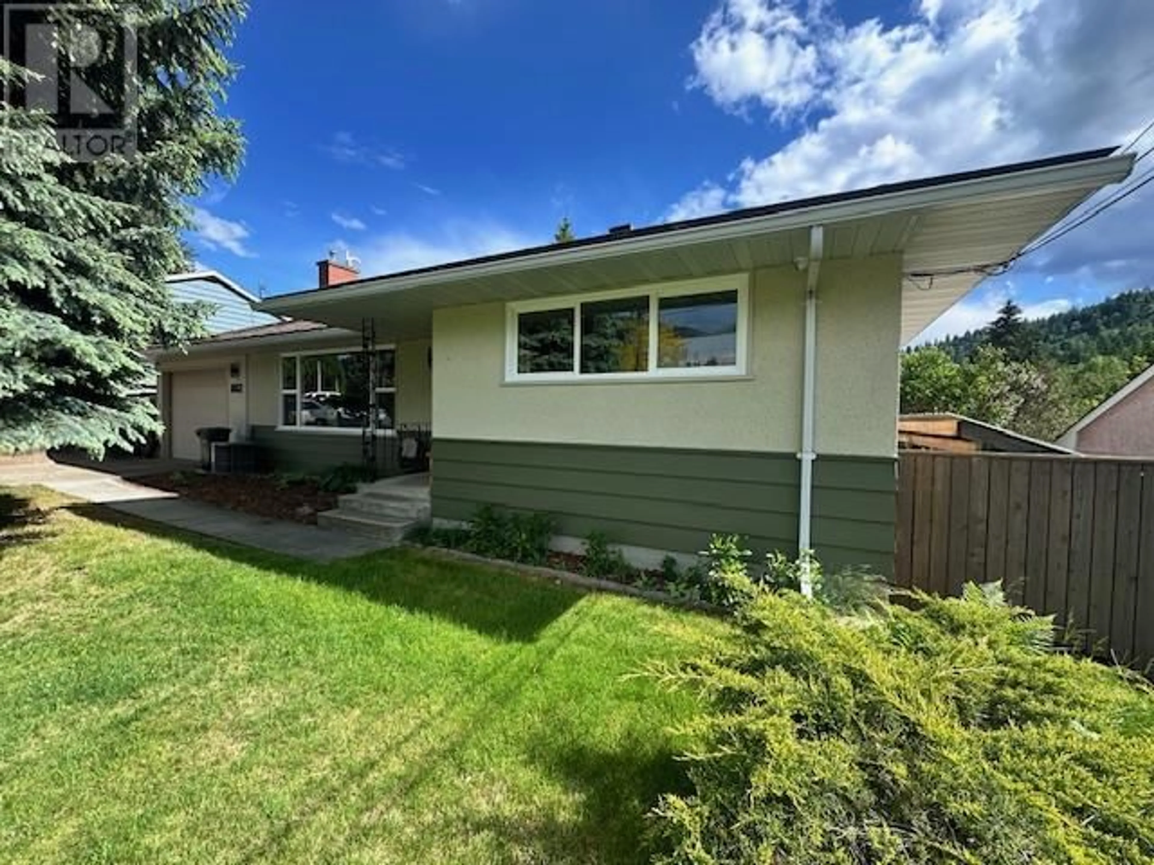 Home with vinyl exterior material, street for 802 10TH STREET, Castlegar British Columbia V1N3H8