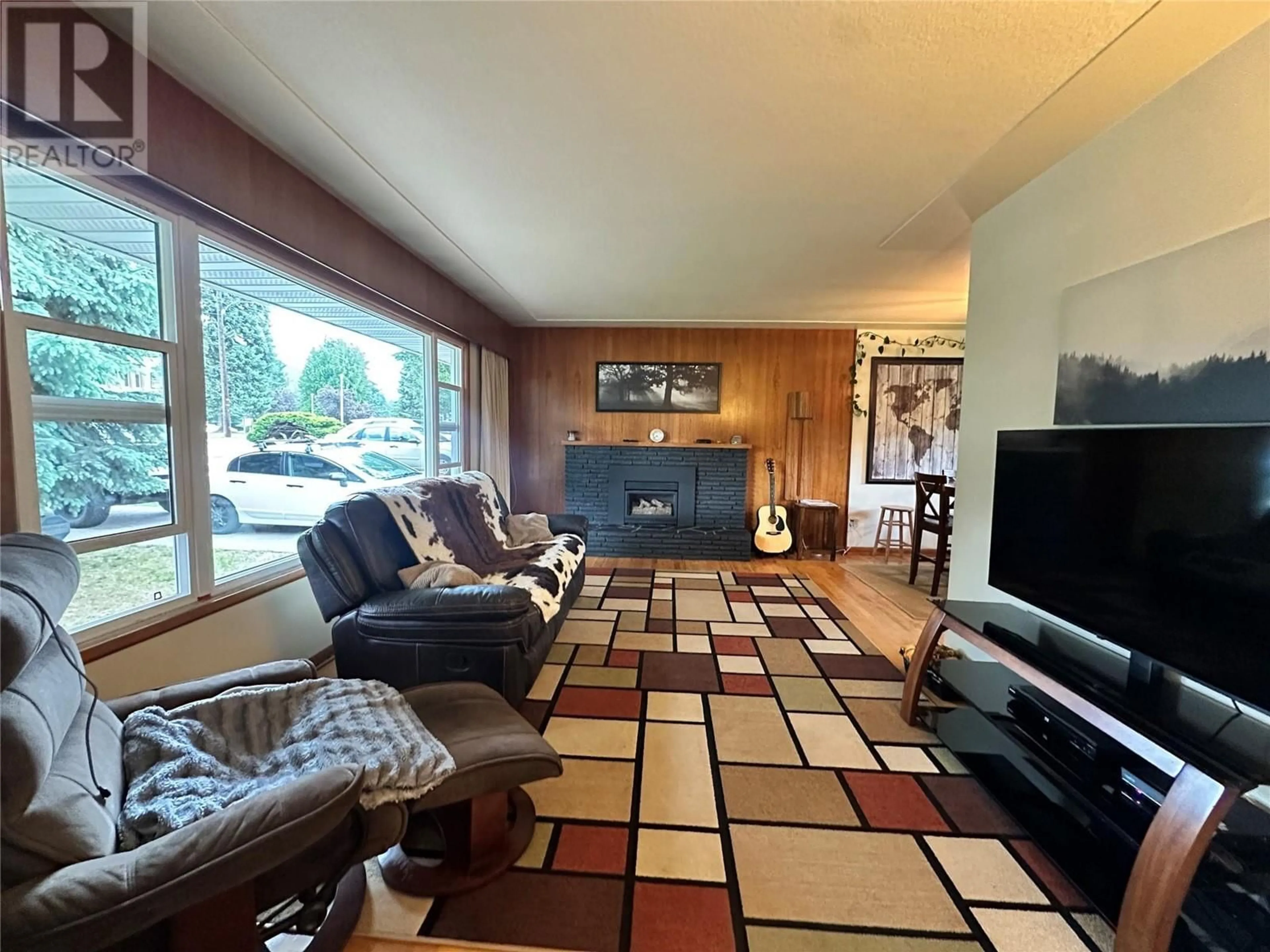 Living room with furniture, unknown for 802 10TH STREET, Castlegar British Columbia V1N3H8