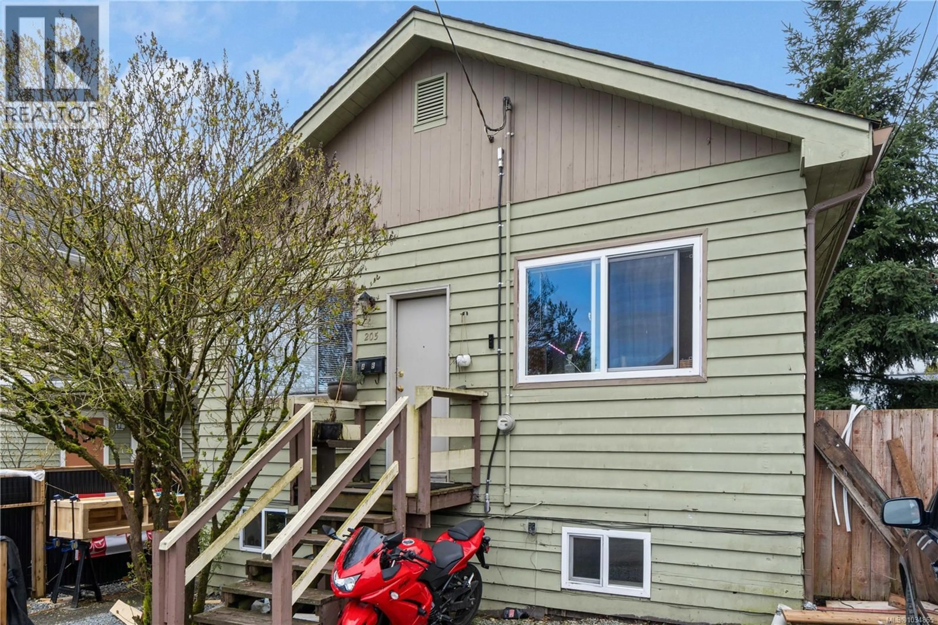 Home with vinyl exterior material, street for 205 SABISTON STREET, Nanaimo British Columbia V9R1M2
