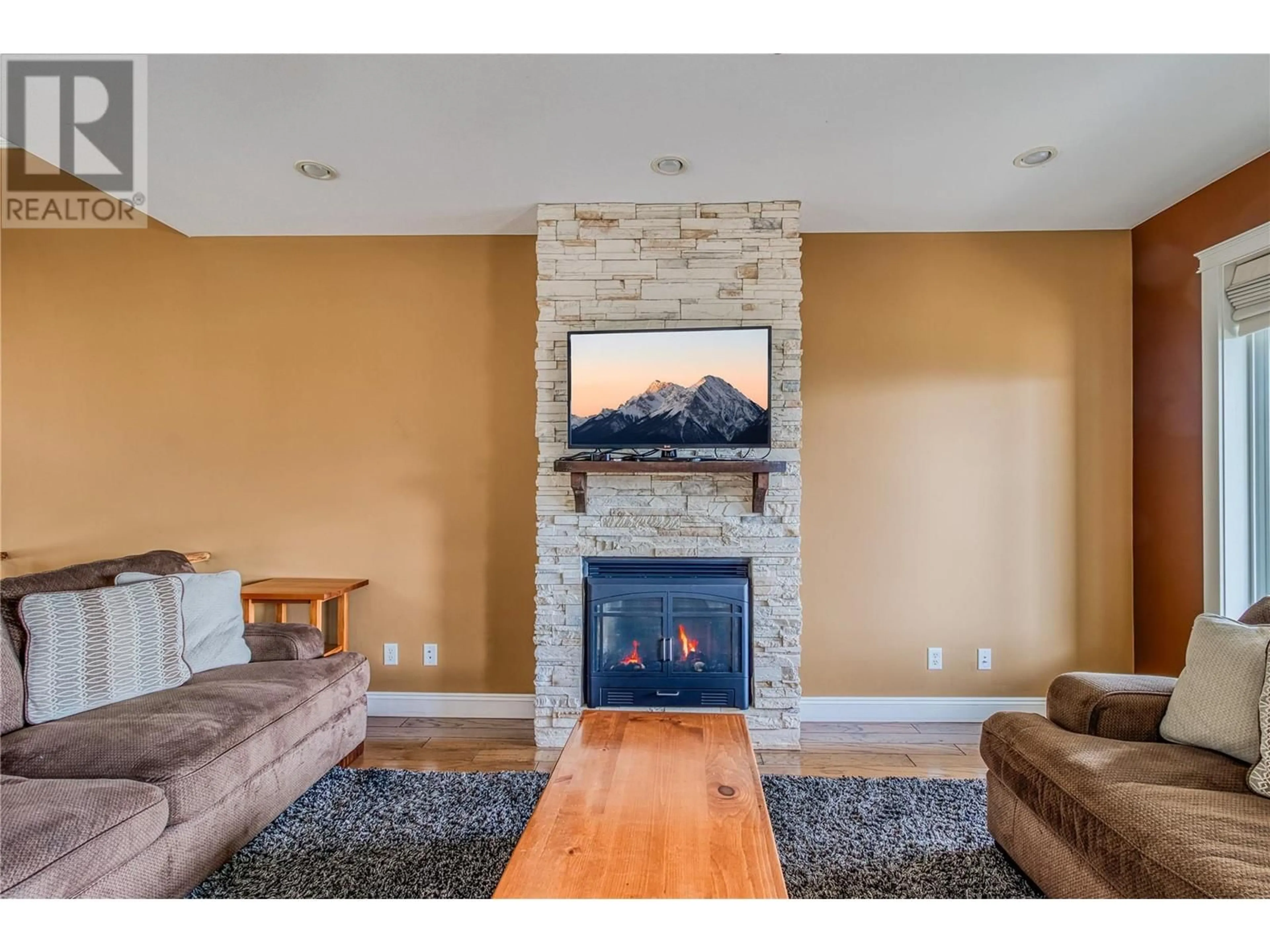 Home theater for 1084 HUME AVENUE, Kelowna British Columbia V1P1P2