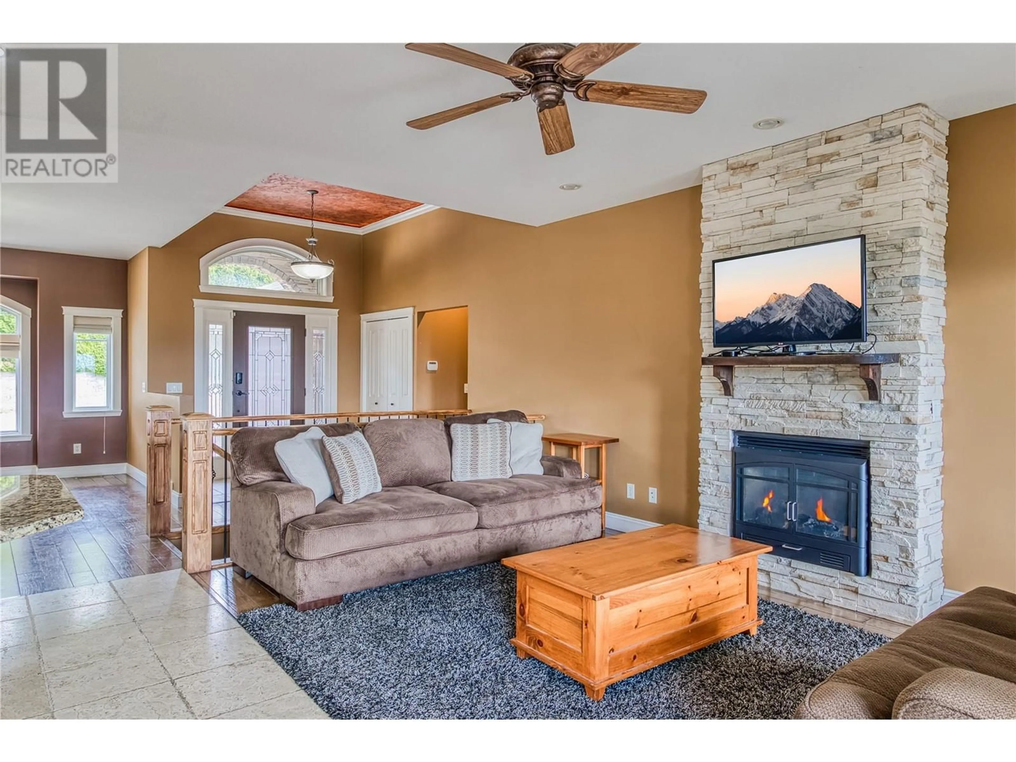 Living room with furniture, unknown for 1084 HUME AVENUE, Kelowna British Columbia V1P1P2