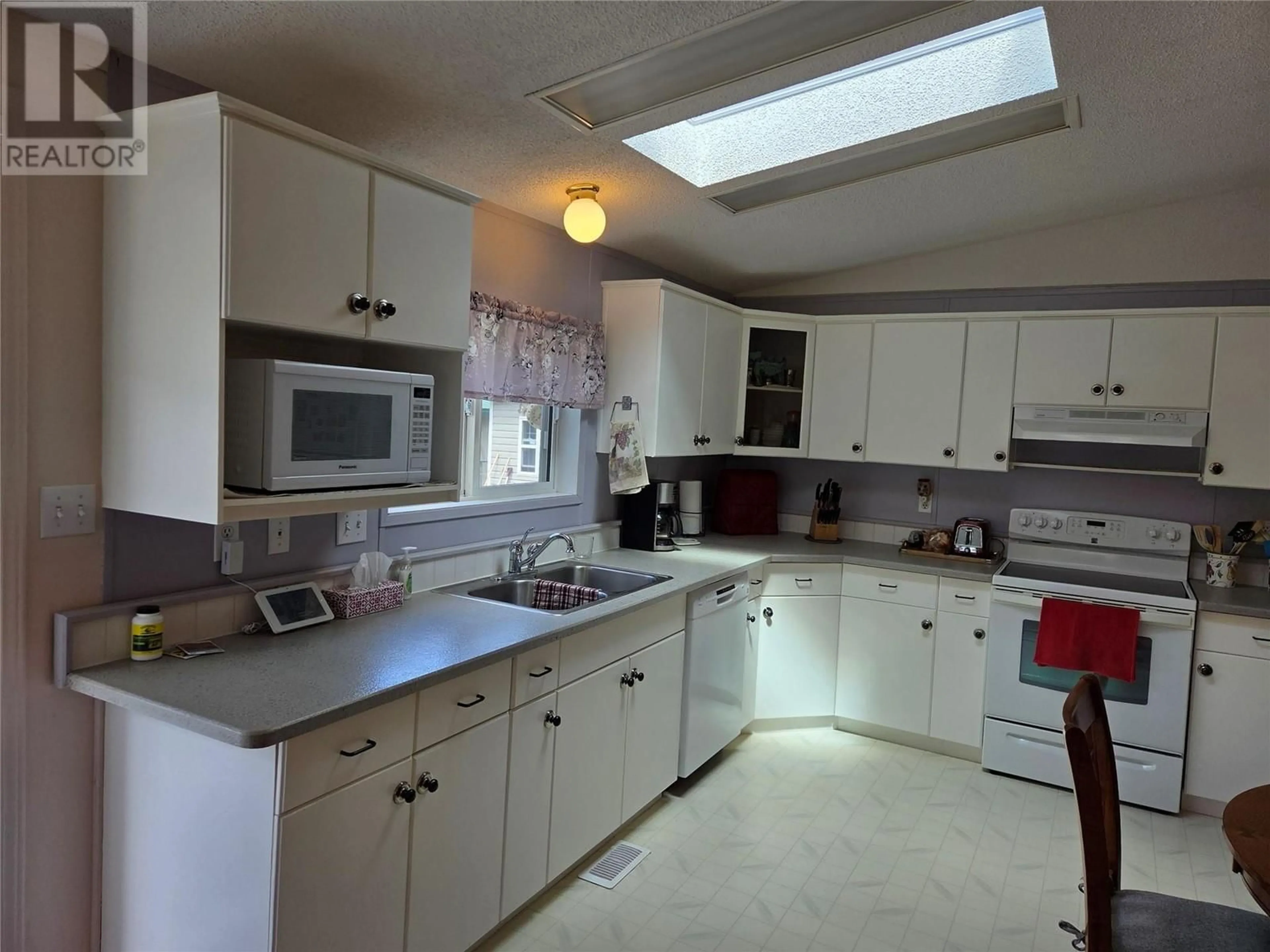 Standard kitchen, ceramic/tile floor for 824 10TH AVENUE, Keremeos British Columbia V0X1N3