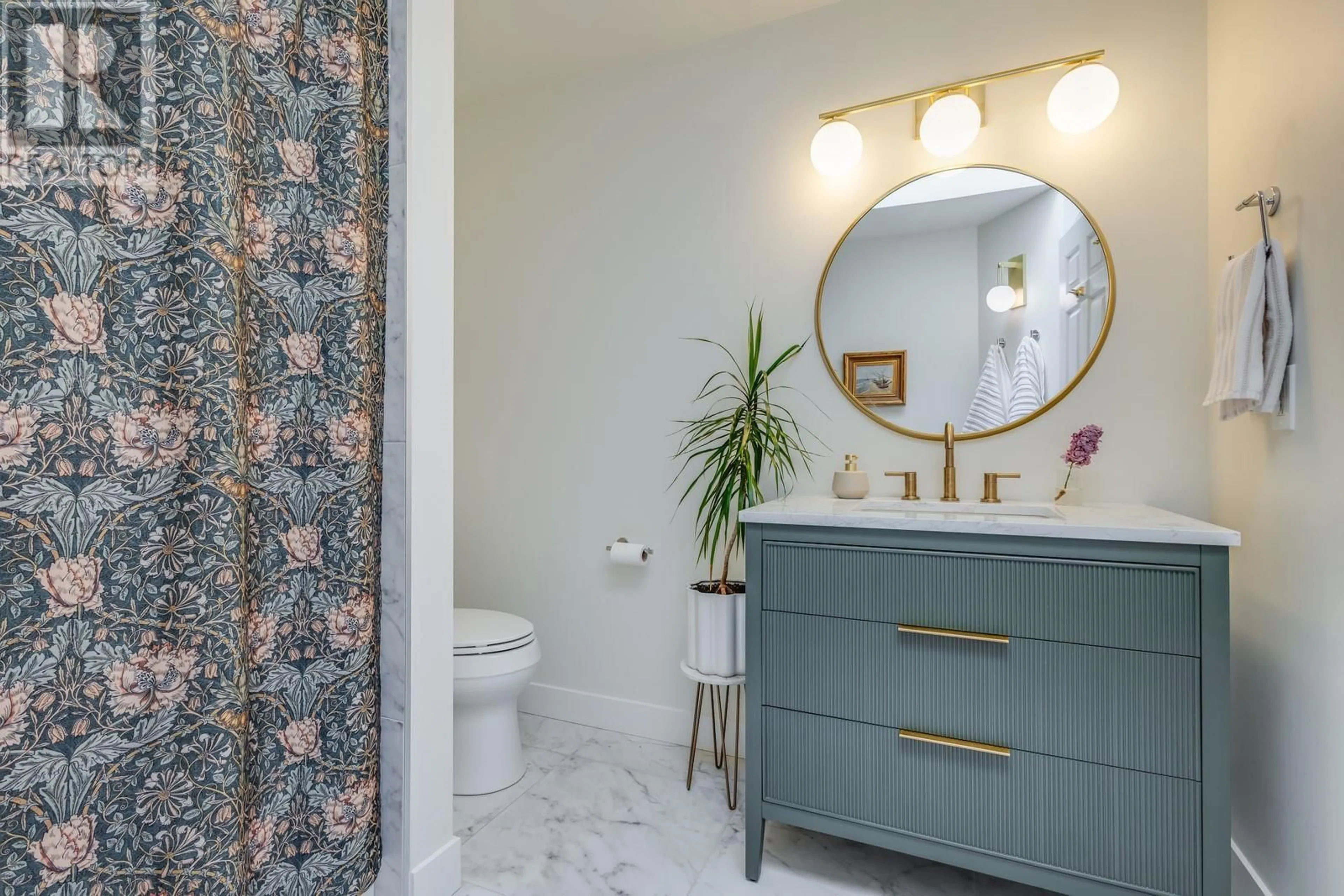Contemporary bathroom, ceramic/tile floor for 3165 COVENTRY CRESCENT, West Kelowna British Columbia V4T1E8