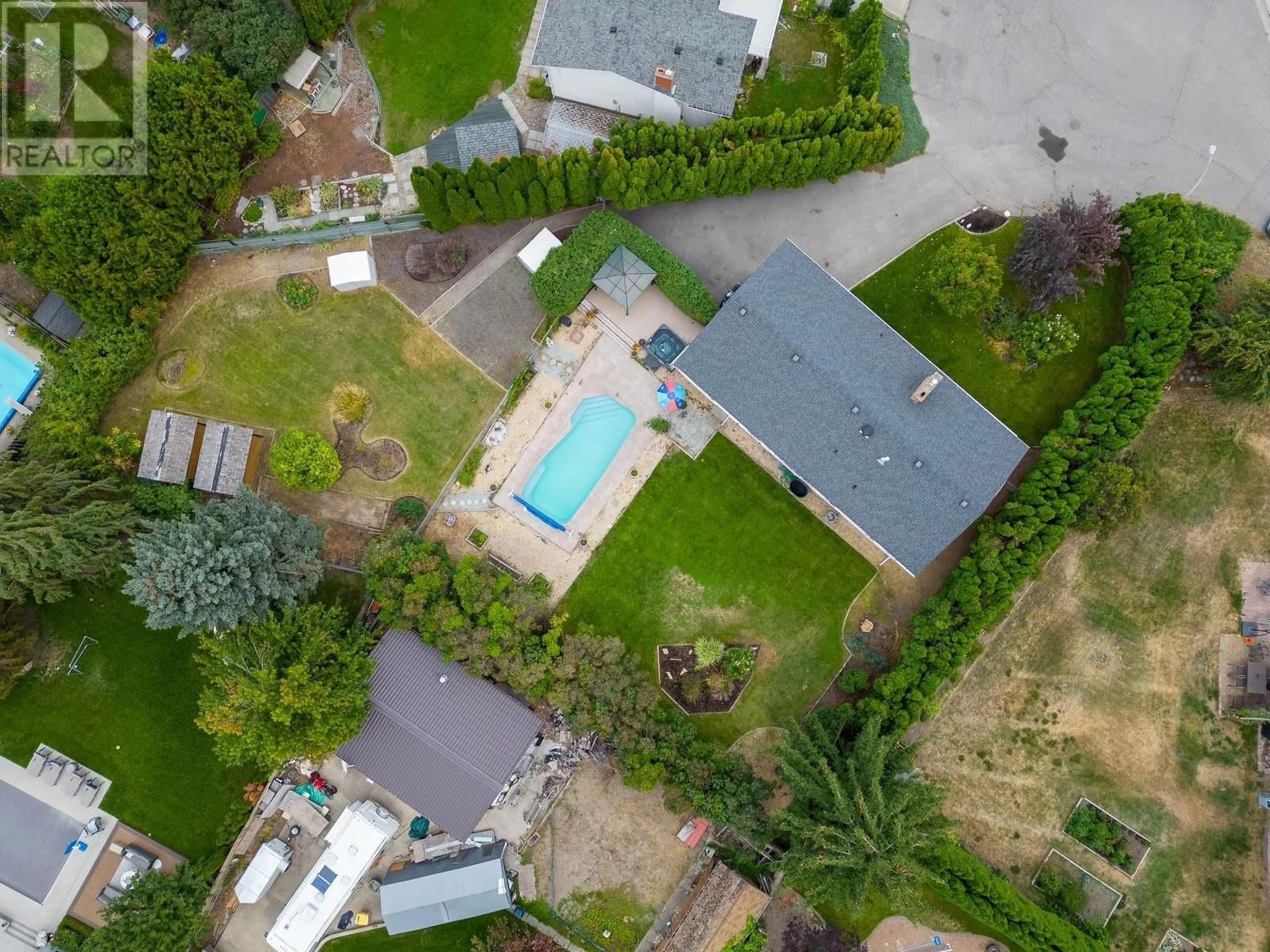 A pic from outside/outdoor area/front of a property/back of a property/a pic from drone, street for 790 TORRS COURT, Kelowna British Columbia V1W1B5