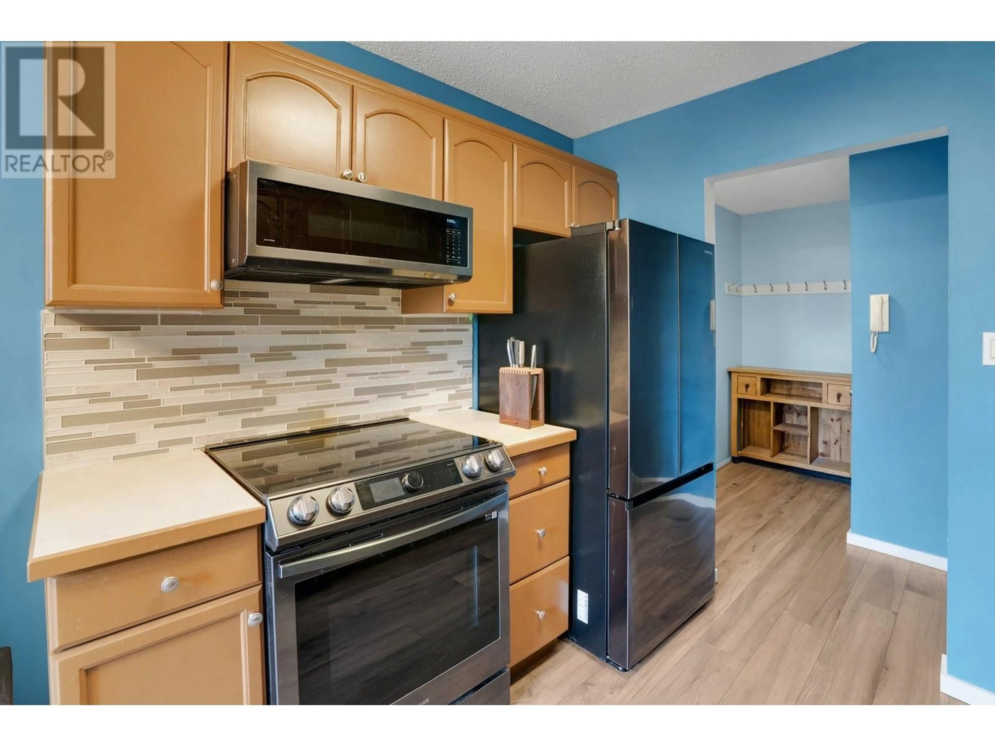 Standard kitchen, unknown for 202 - 150 SCARBORO ROAD, Kelowna British Columbia V1X1M2
