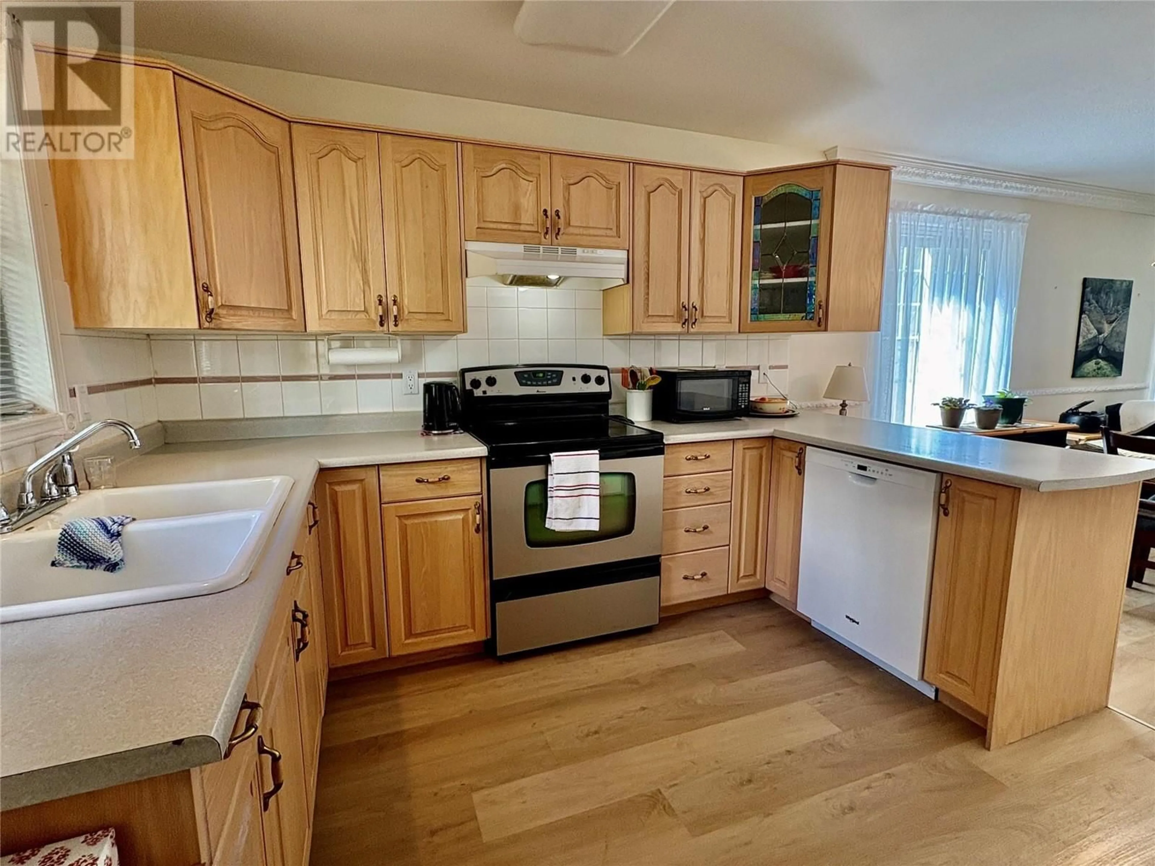 Standard kitchen, unknown for 103 - 130 CHATHAM STREET, Nelson British Columbia V1L3Y8