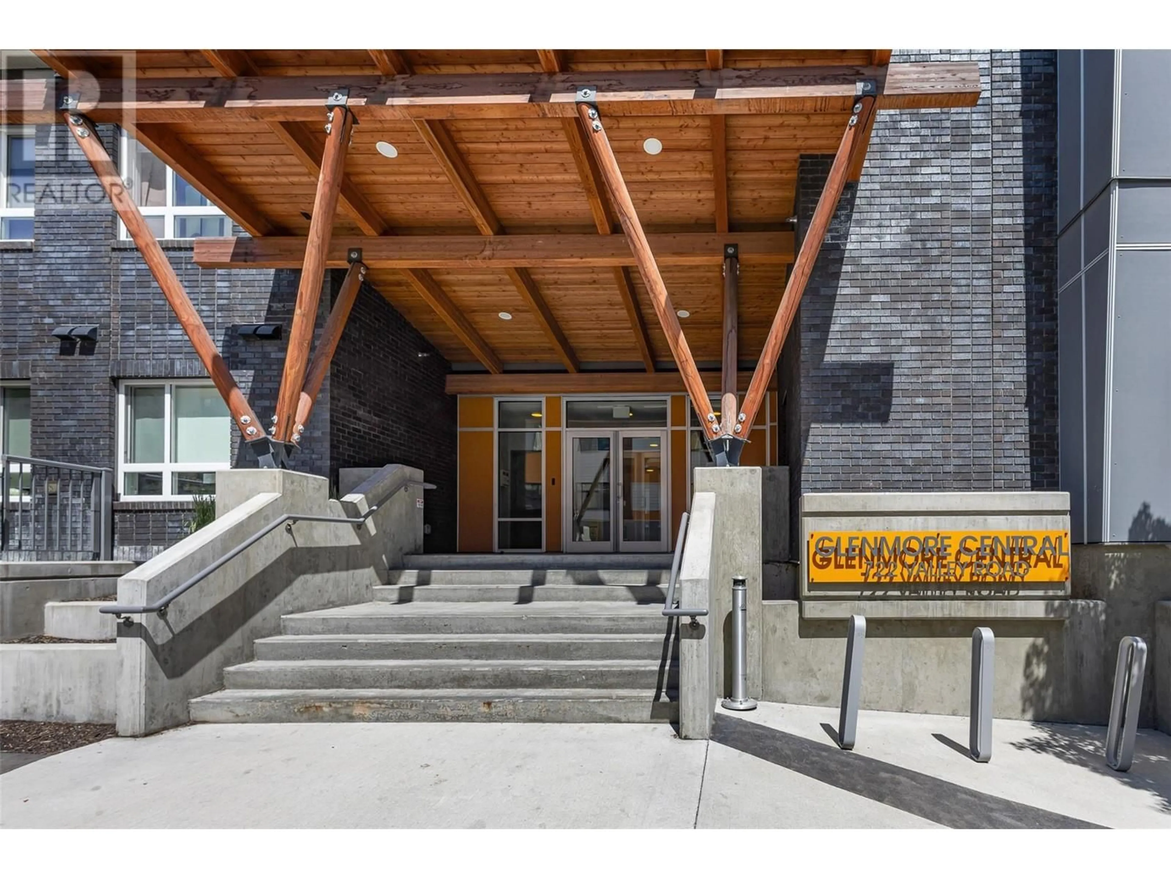 Indoor foyer for 406 - 722 VALLEY ROAD, Kelowna British Columbia V1V2E6