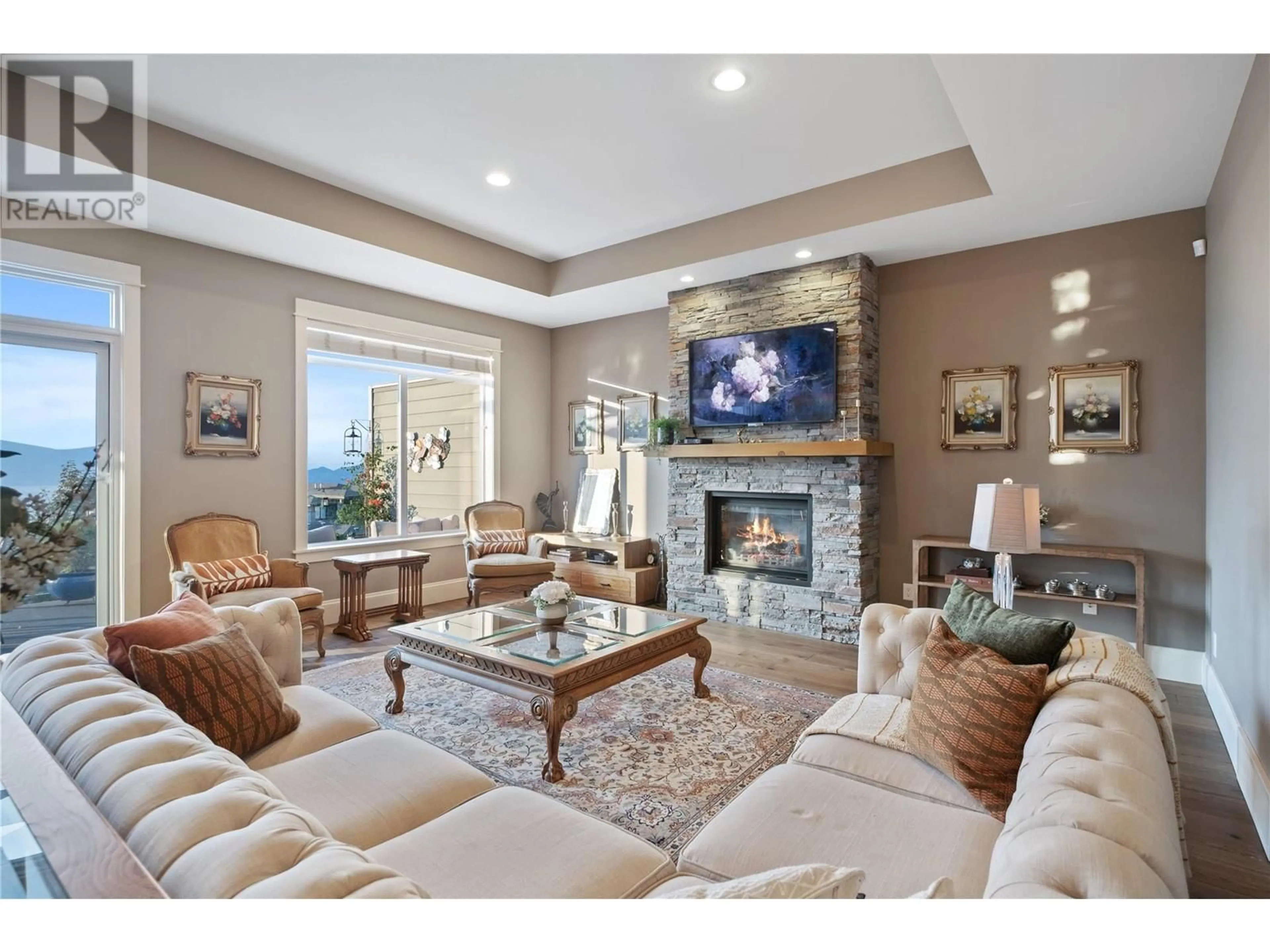 Living room with furniture, unknown for 856 HEWETSON AVENUE, Kelowna British Columbia V1W5C9