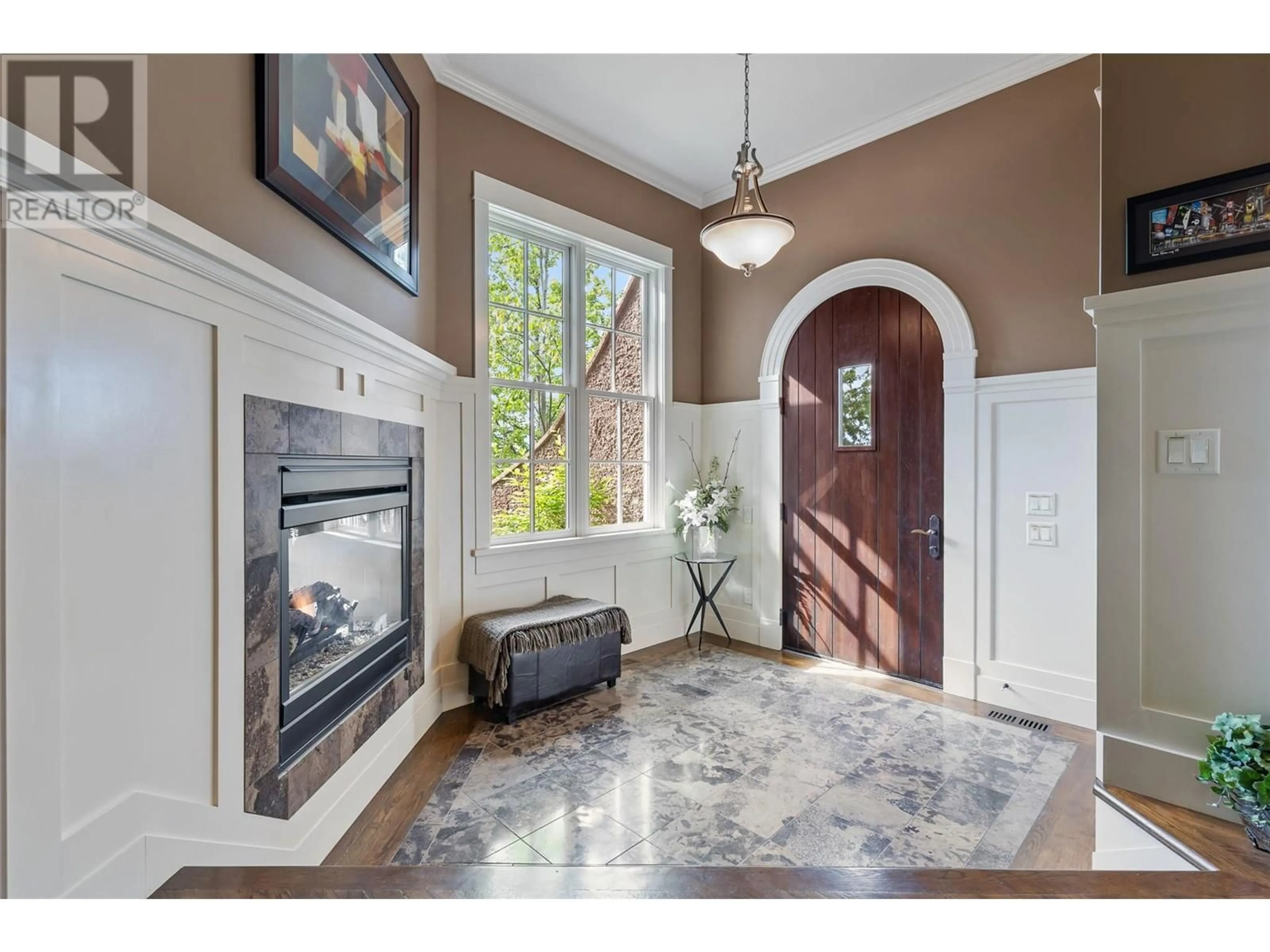 Indoor entryway for 965 WESTPOINT DRIVE, Kelowna British Columbia V1W2Z3