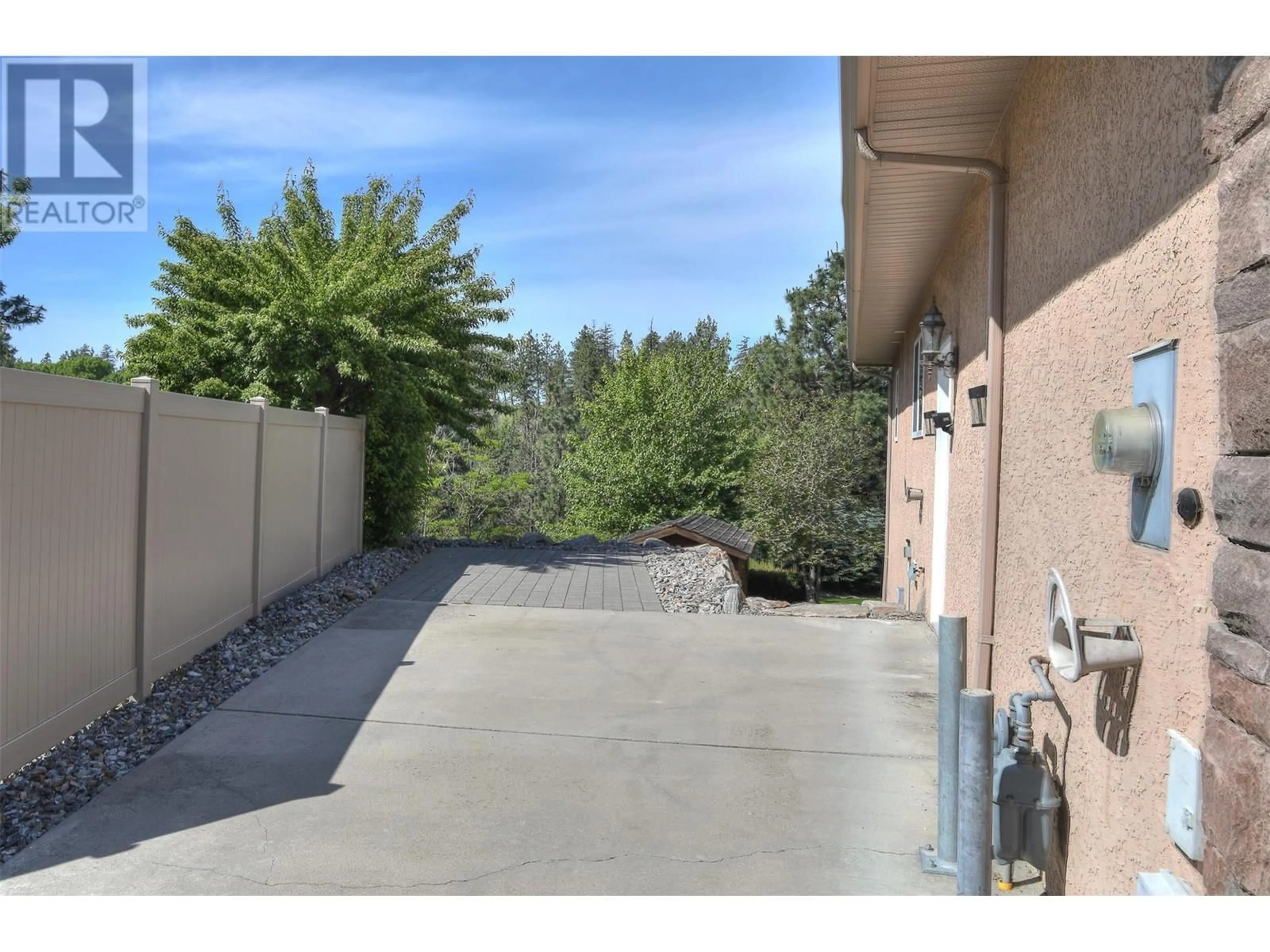 Patio, street for 2072 LILLOOET COURT, Kelowna British Columbia V1Y1V2