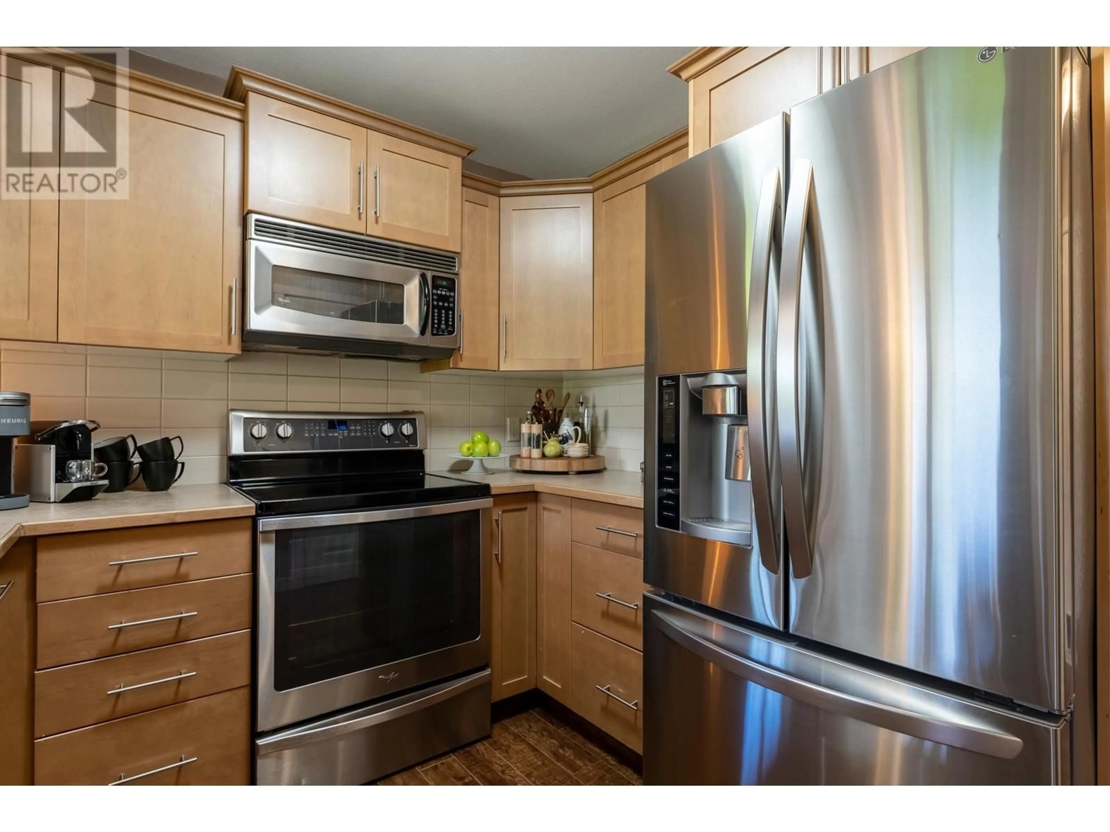 Standard kitchen, wood/laminate floor for 120 - 914 CRAIG ROAD, Kelowna British Columbia V1X7Z7
