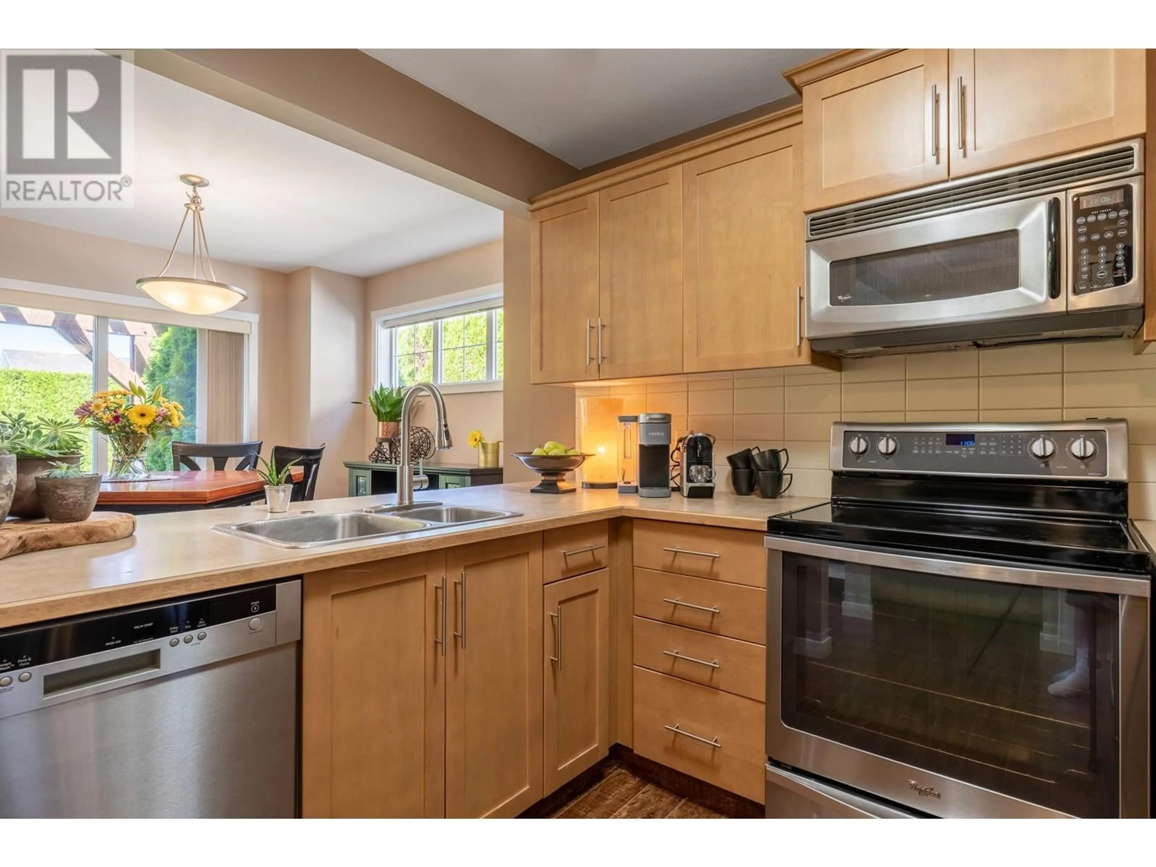 Standard kitchen, wood/laminate floor for 120 - 914 CRAIG ROAD, Kelowna British Columbia V1X7Z7