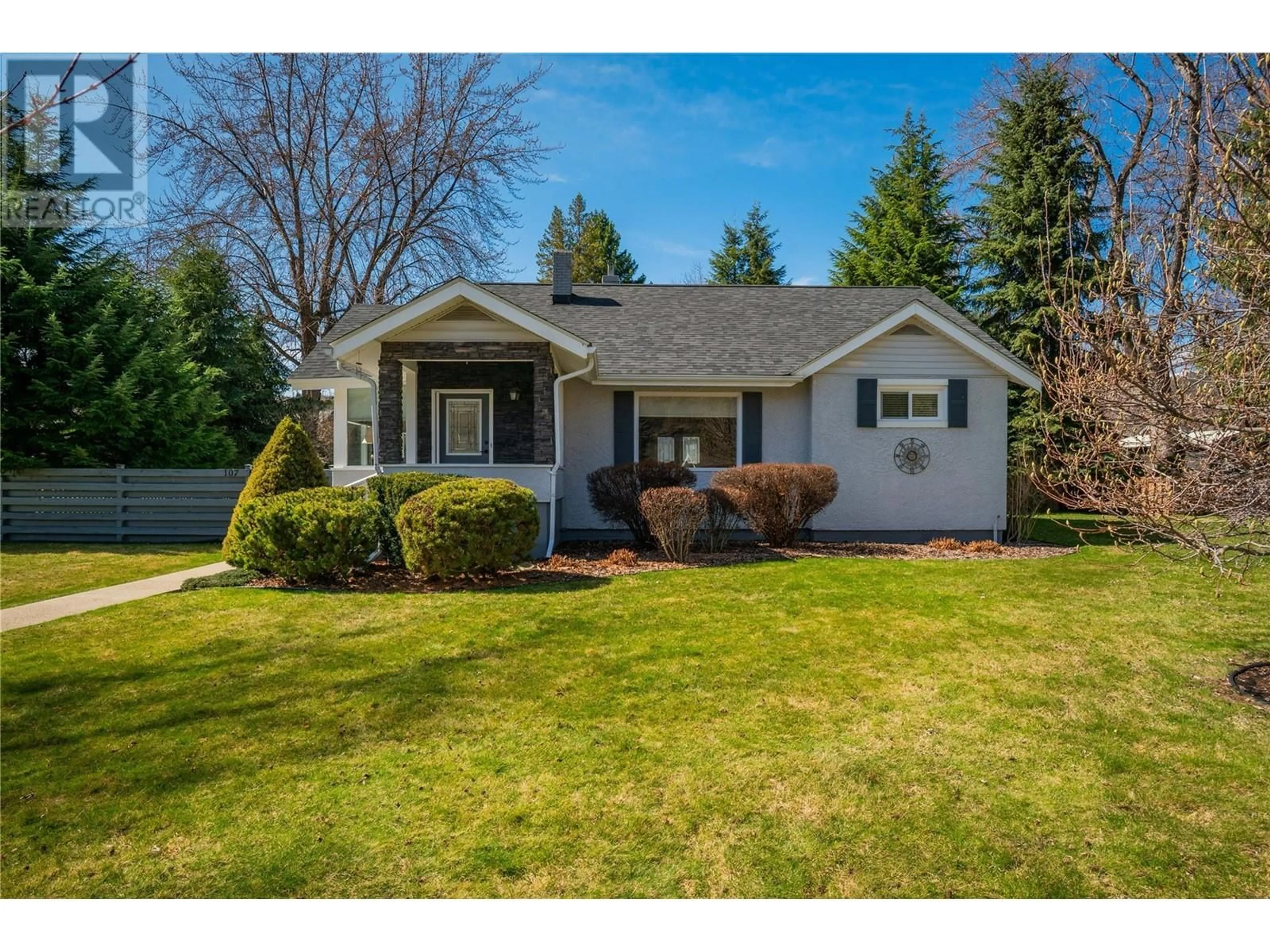 Home with vinyl exterior material, street for 107 RITCHIE AVENUE, Trail British Columbia V1R1G8