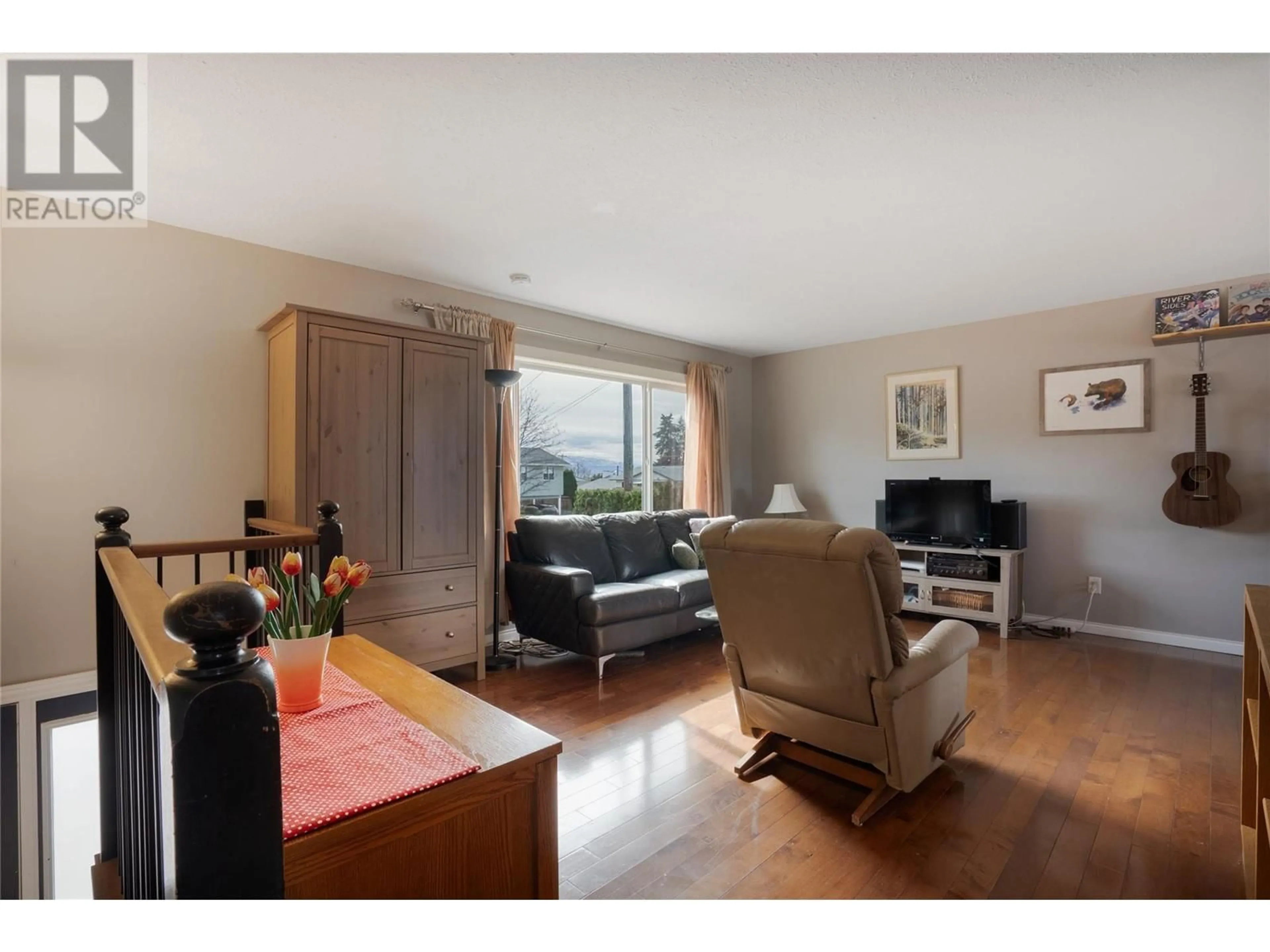 Living room with furniture, wood/laminate floor for 4830 CHATHAM ROAD, Kelowna British Columbia V1X6M4