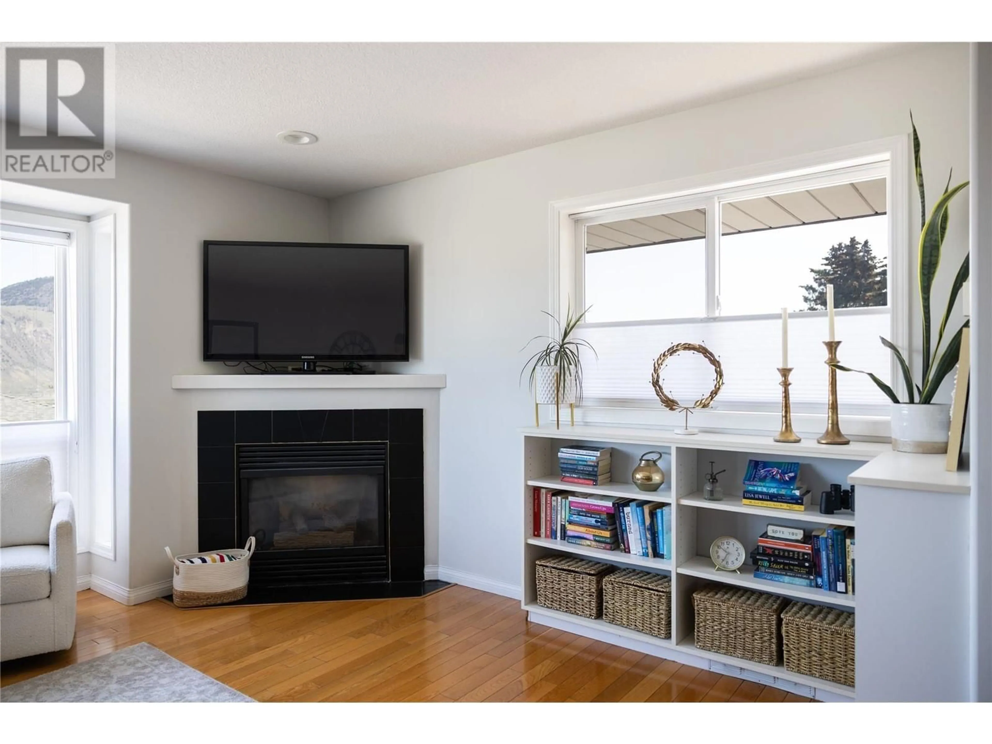 Living room with furniture, wood/laminate floor for 42 - 255 PEMBERTON TERRACE, Kamloops British Columbia V2C6R2