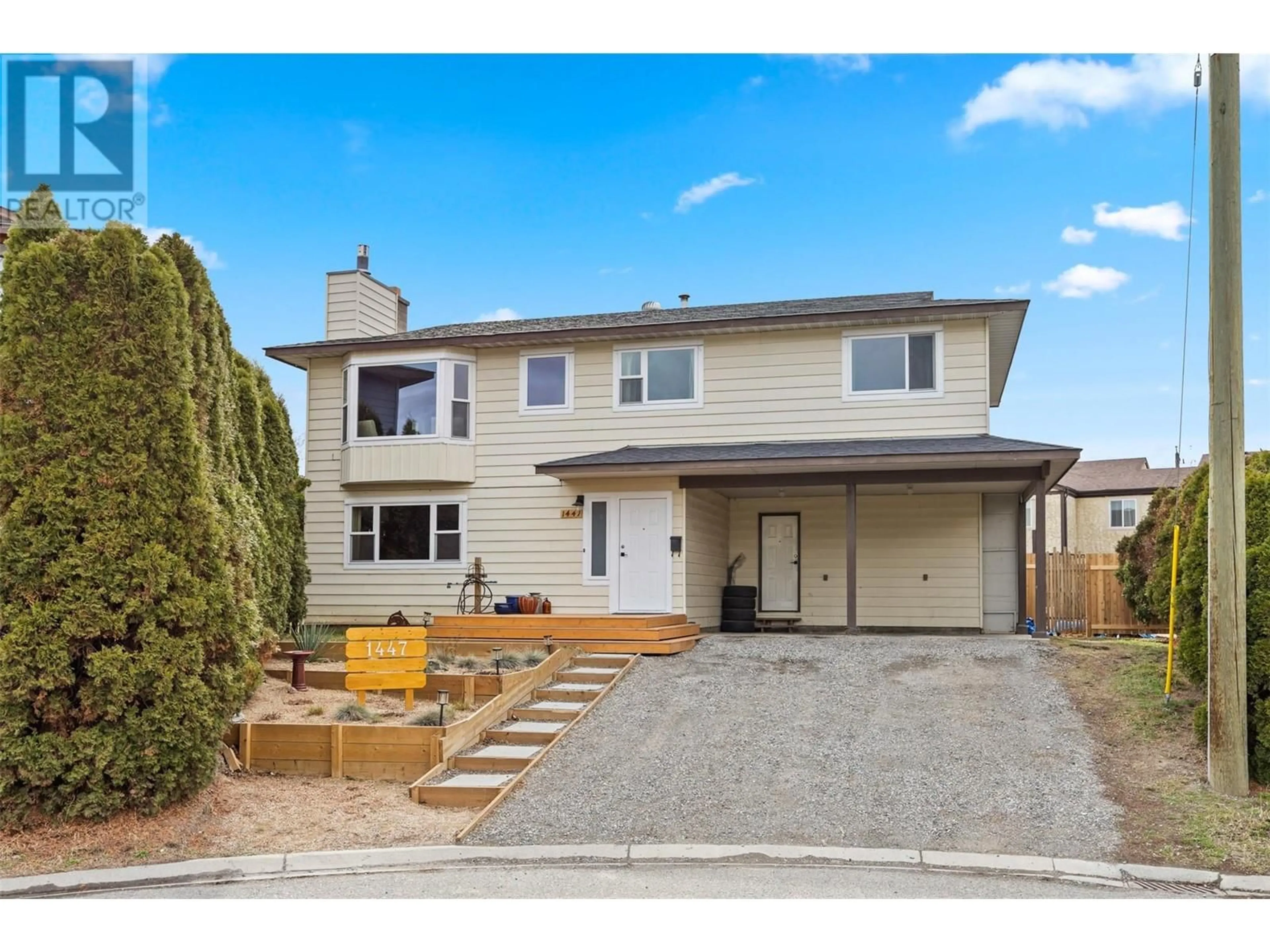 Home with vinyl exterior material, street for 1447 WATERLOO PLACE, Kamloops British Columbia V2B8G3