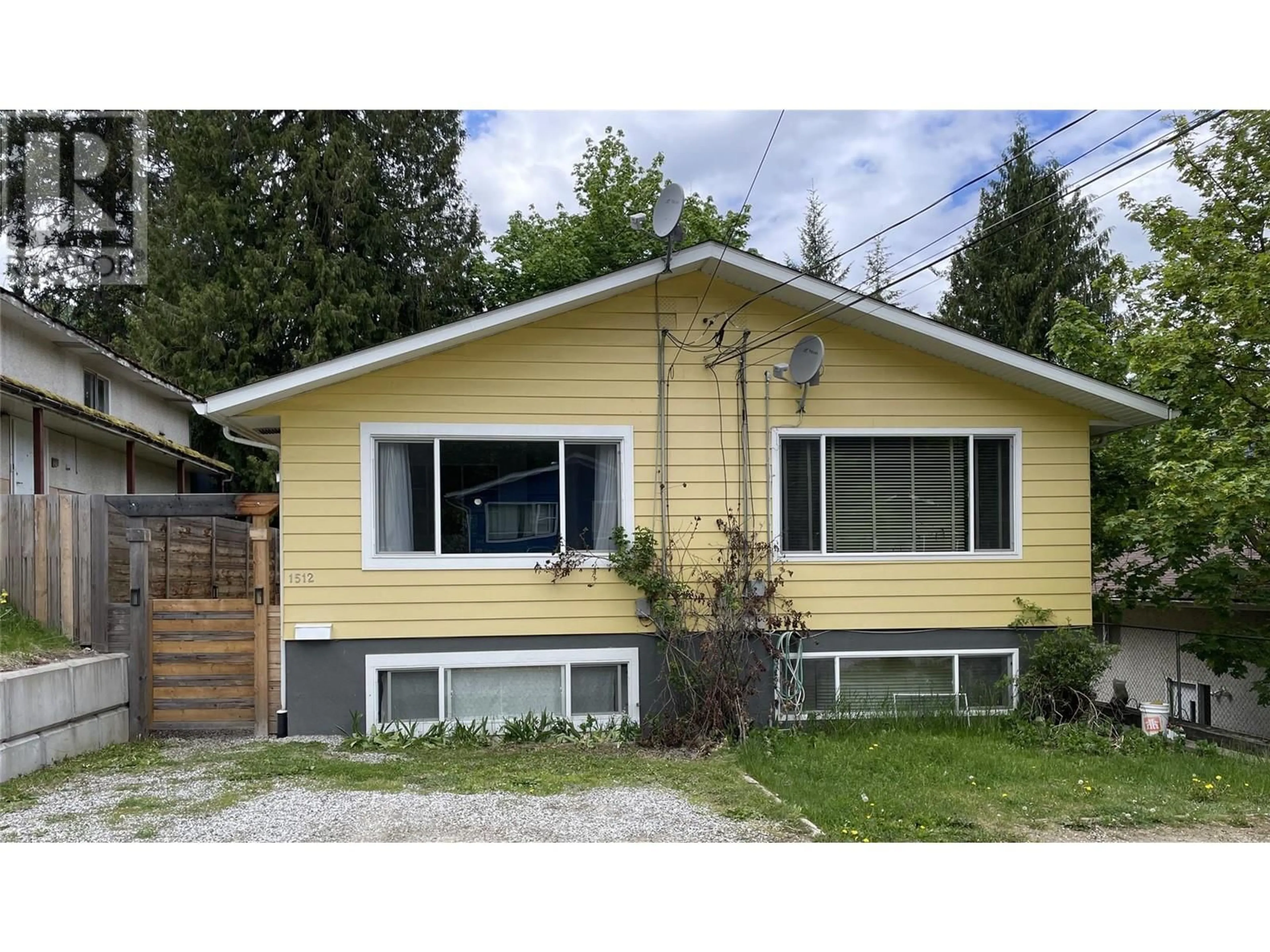 Home with vinyl exterior material, street for 1512 MCQUARRIE AVENUE, Nelson British Columbia V1L1B9
