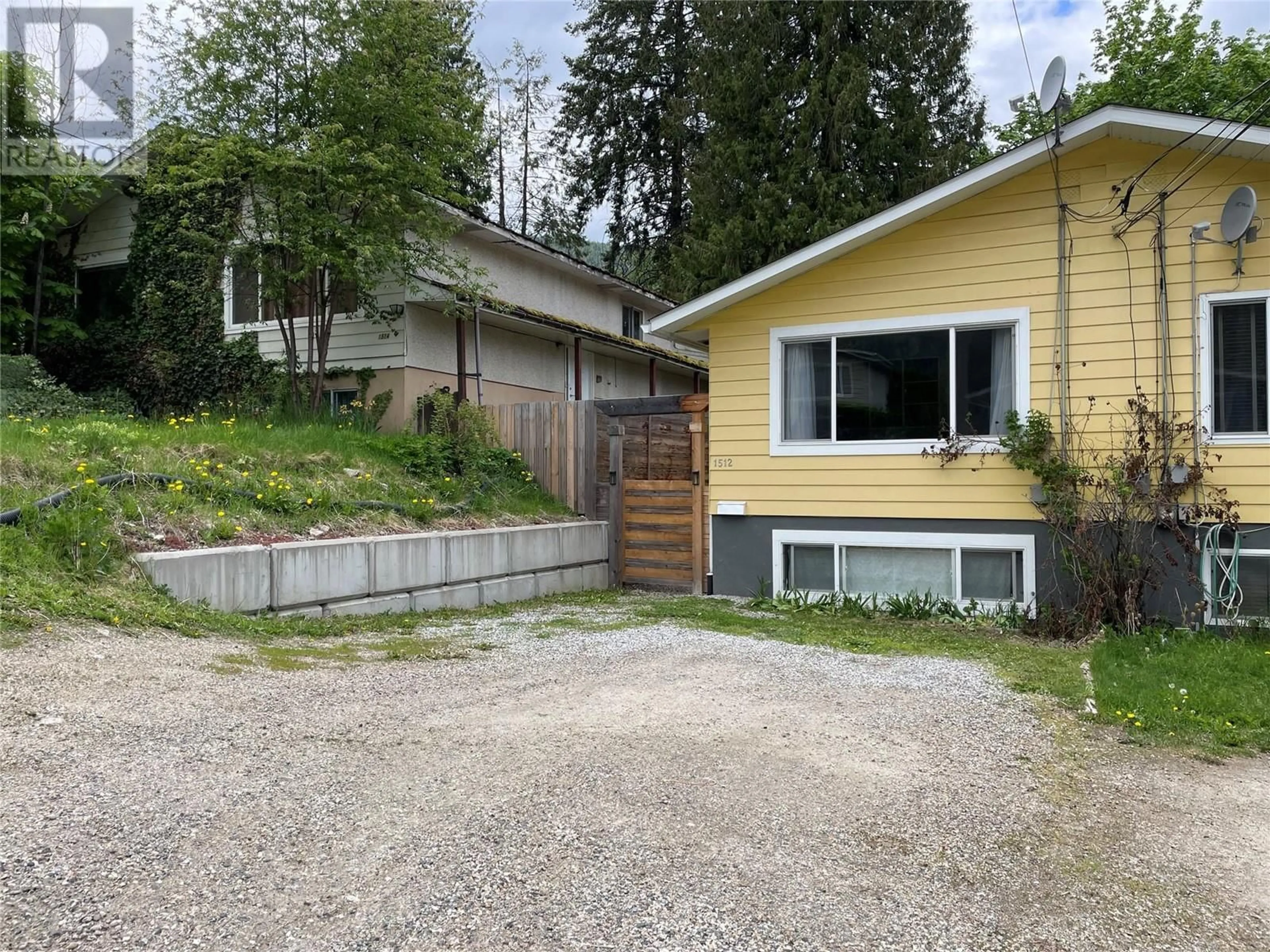 A pic from outside/outdoor area/front of a property/back of a property/a pic from drone, street for 1512 MCQUARRIE AVENUE, Nelson British Columbia V1L1B9