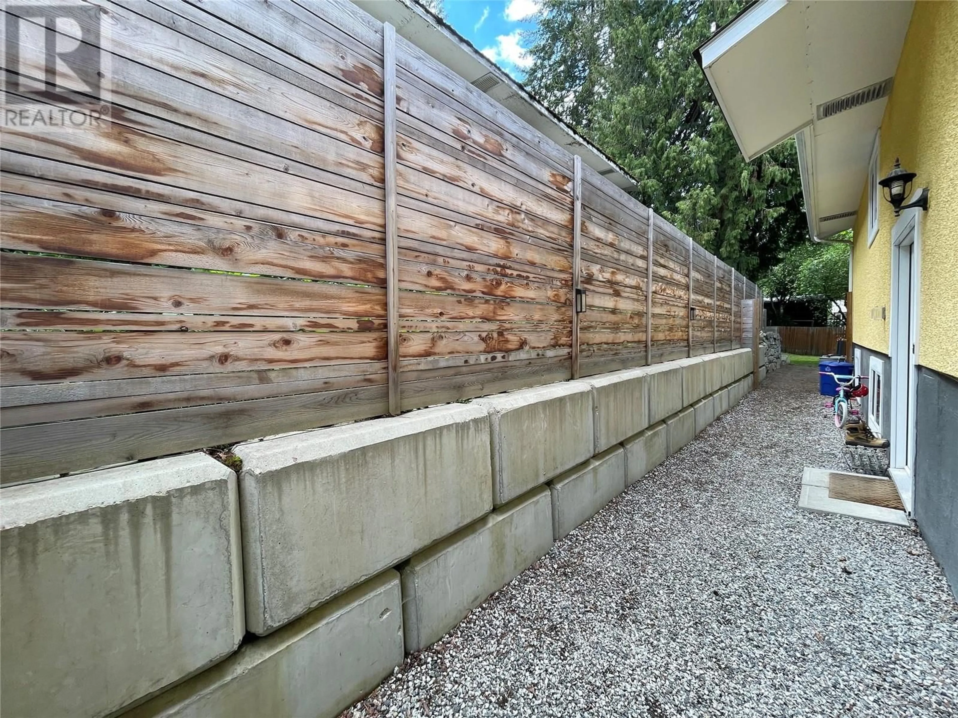 Patio, street for 1512 MCQUARRIE AVENUE, Nelson British Columbia V1L1B9