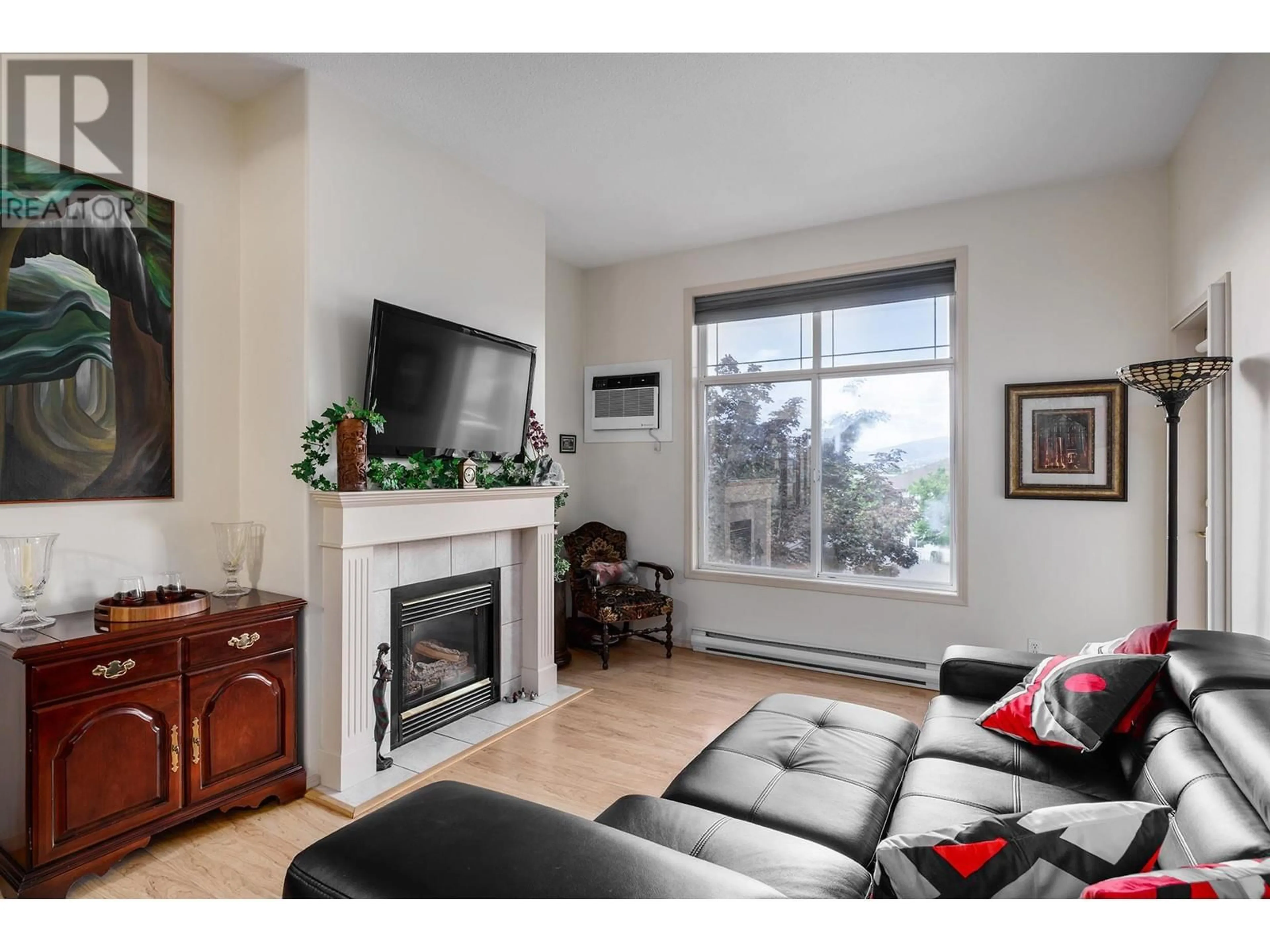 Living room with furniture, wood/laminate floor for 307 - 555 HOUGHTON ROAD, Kelowna British Columbia V1X7P9