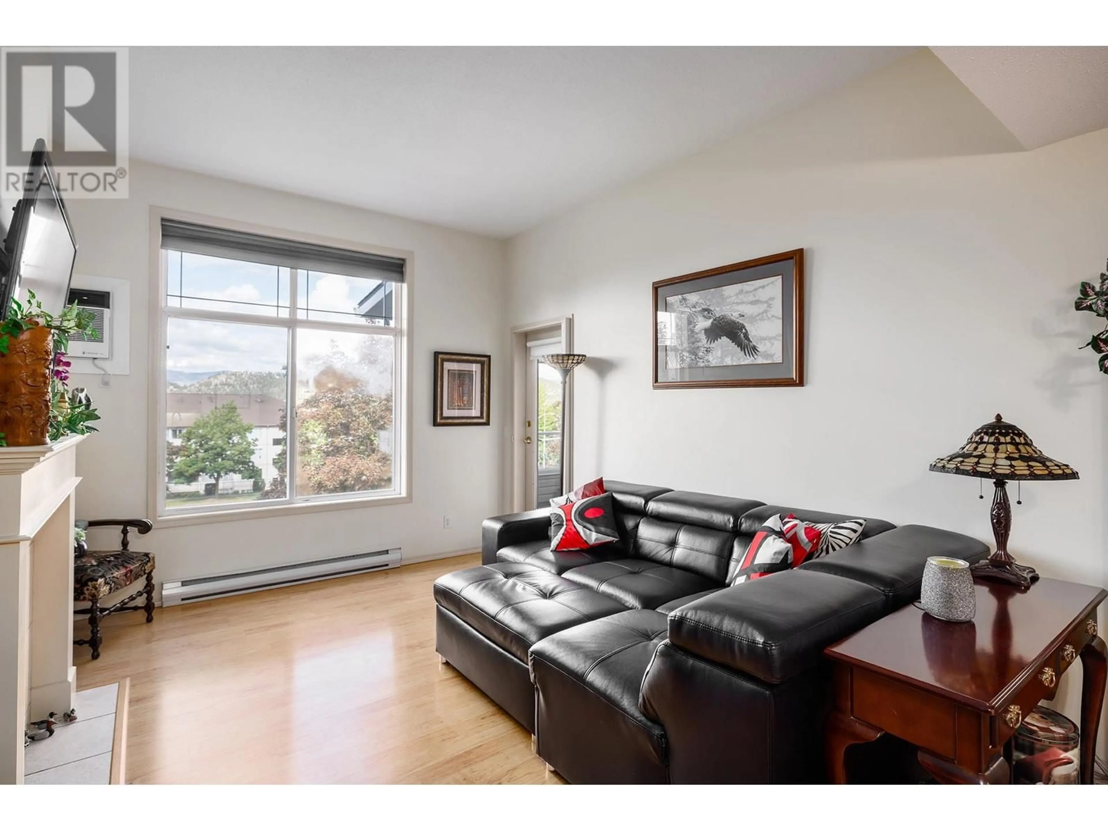 Living room with furniture, wood/laminate floor for 307 - 555 HOUGHTON ROAD, Kelowna British Columbia V1X7P9