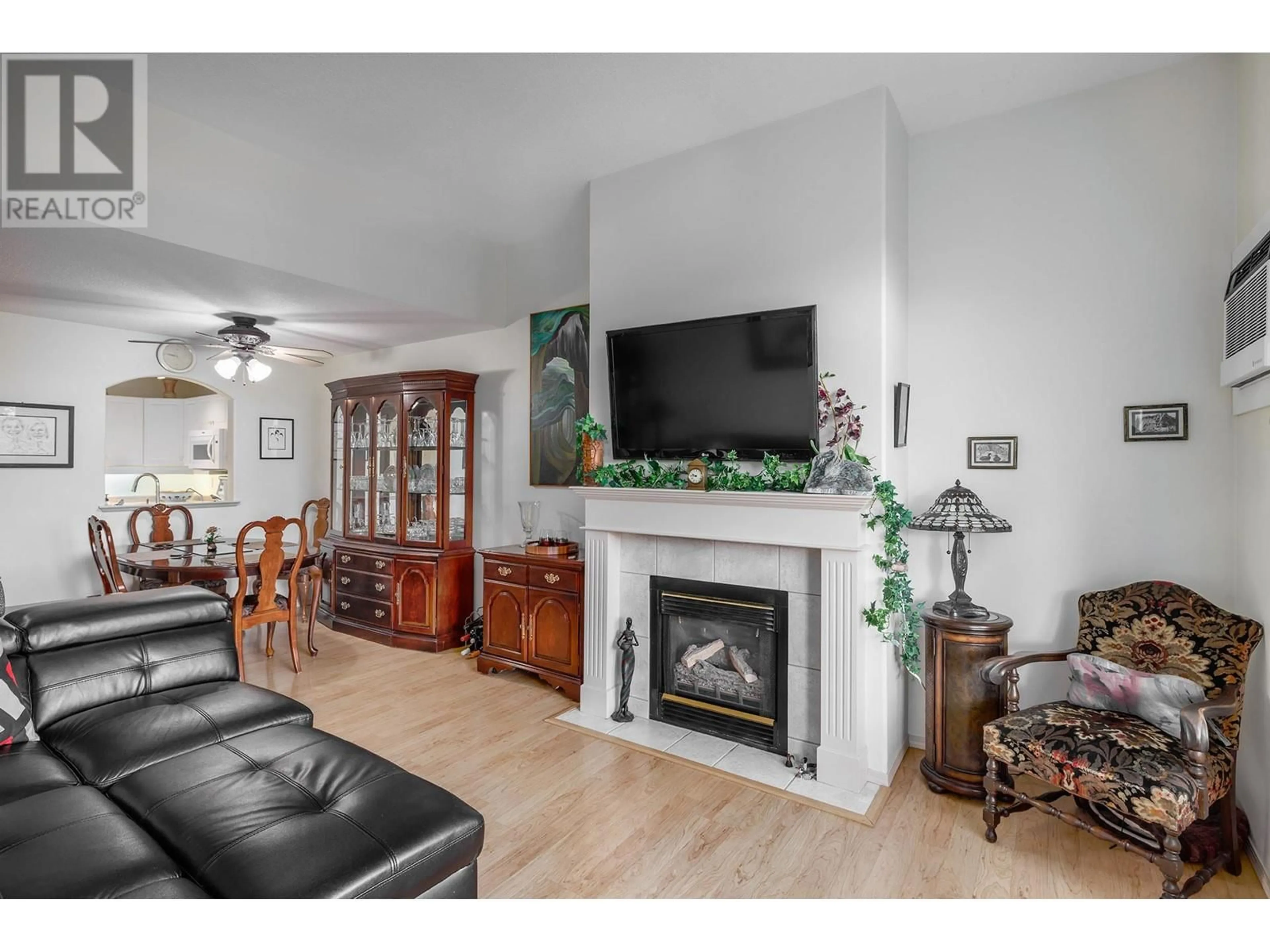 Living room with furniture, unknown for 307 - 555 HOUGHTON ROAD, Kelowna British Columbia V1X7P9