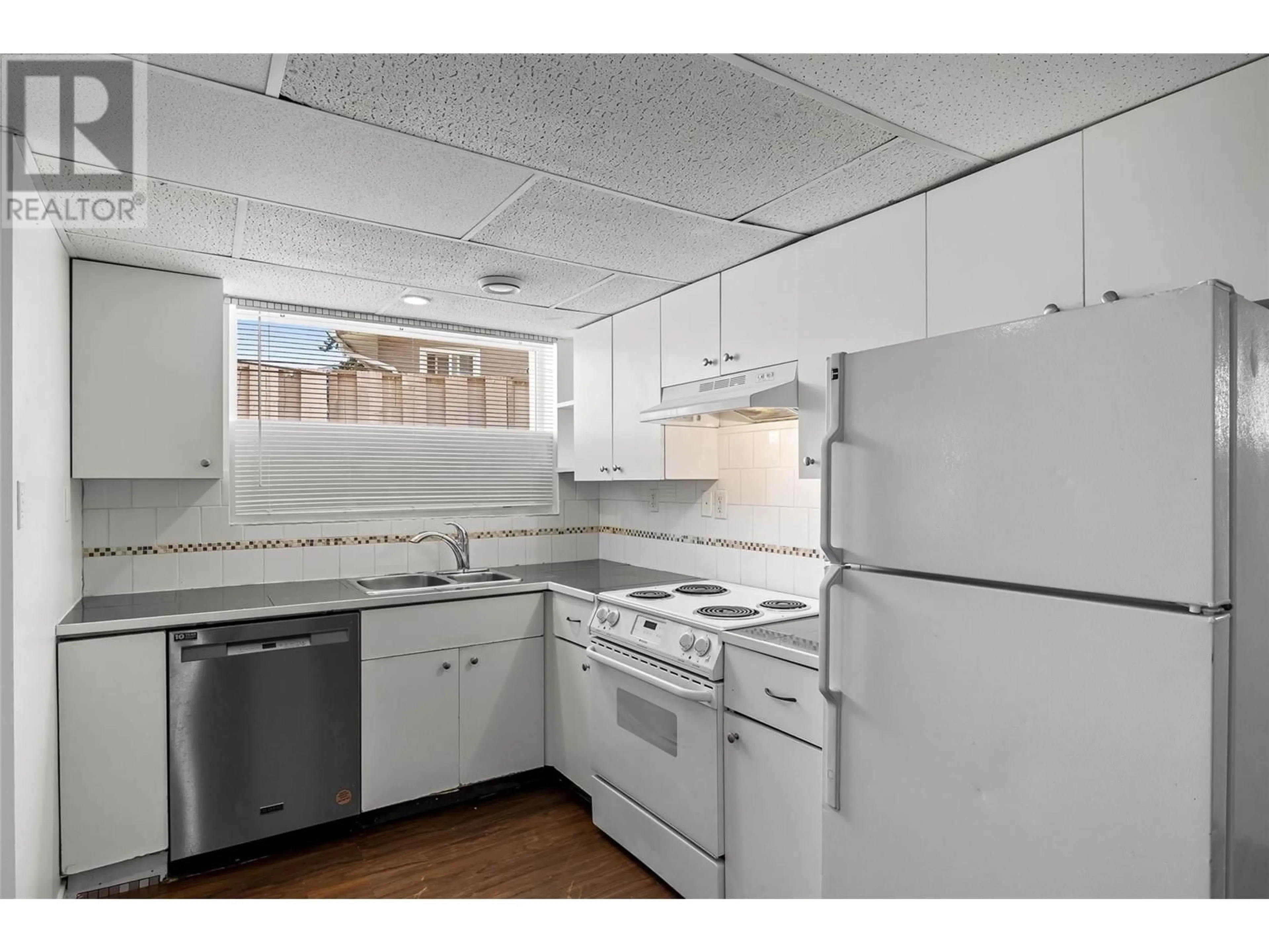 Standard kitchen, unknown for 285/287 HOLLY AVENUE, Kamloops British Columbia V2B1M2