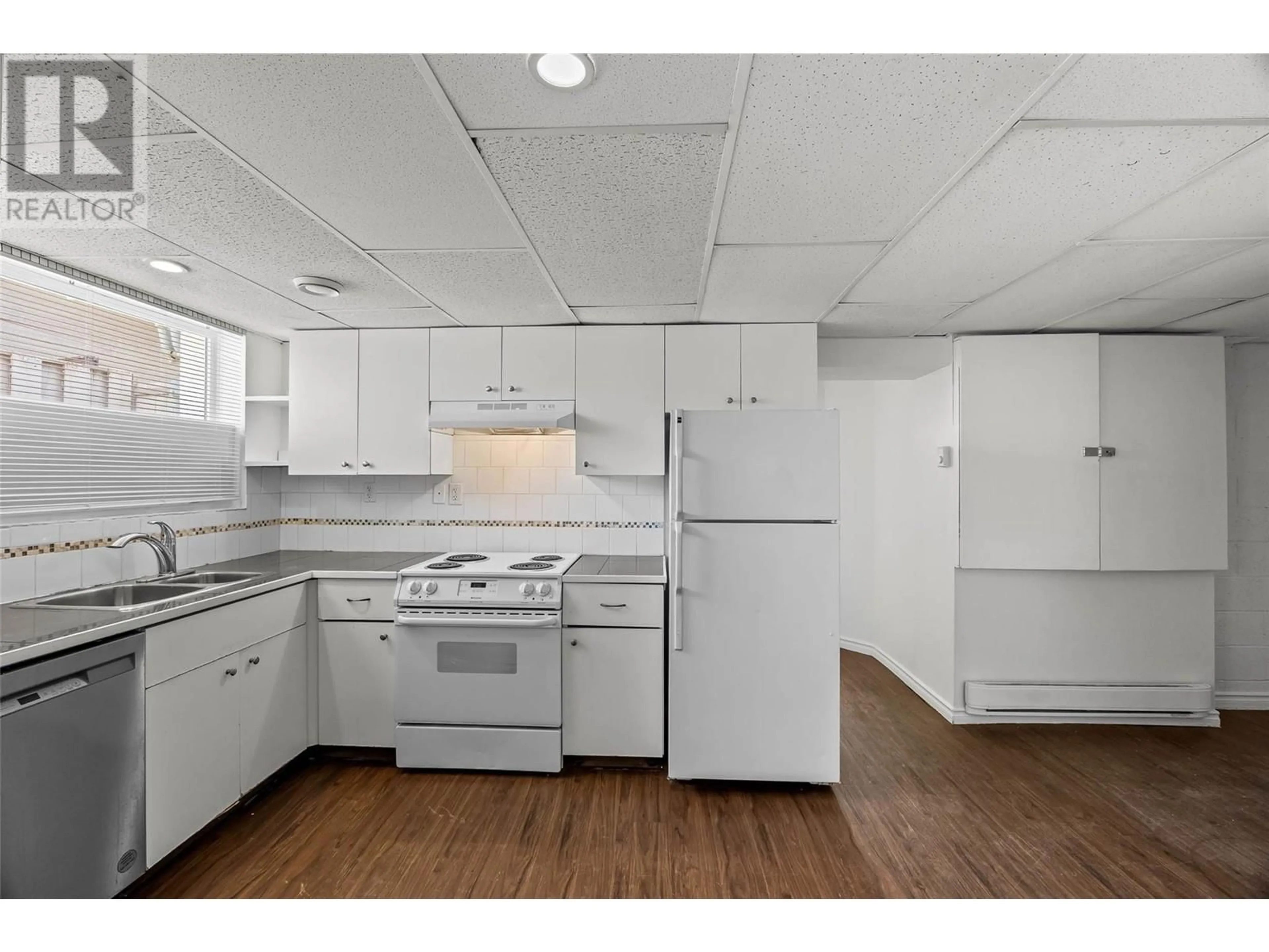 Standard kitchen, unknown for 285/287 HOLLY AVENUE, Kamloops British Columbia V2B1M2