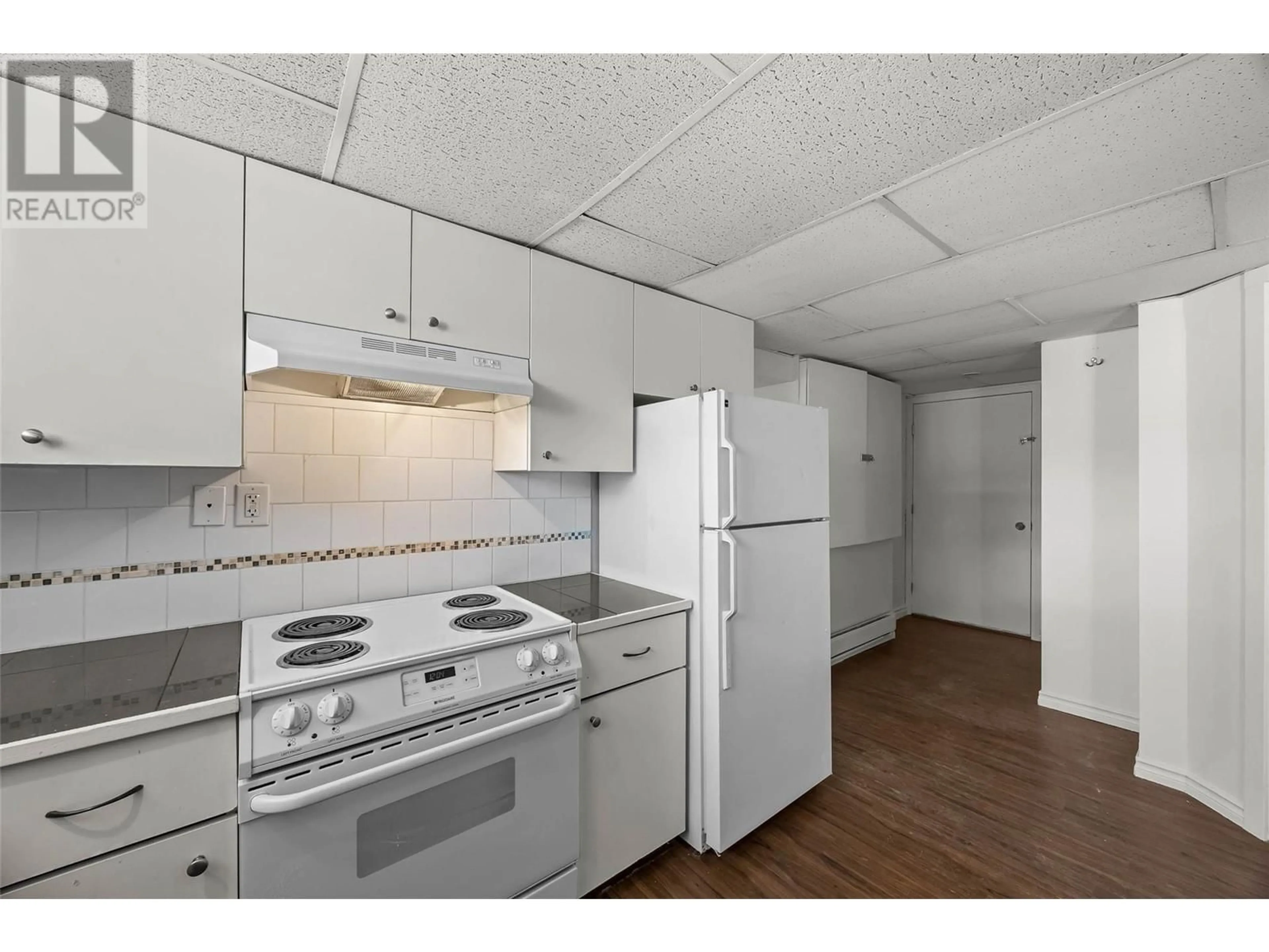 Standard kitchen, unknown for 285/287 HOLLY AVENUE, Kamloops British Columbia V2B1M2