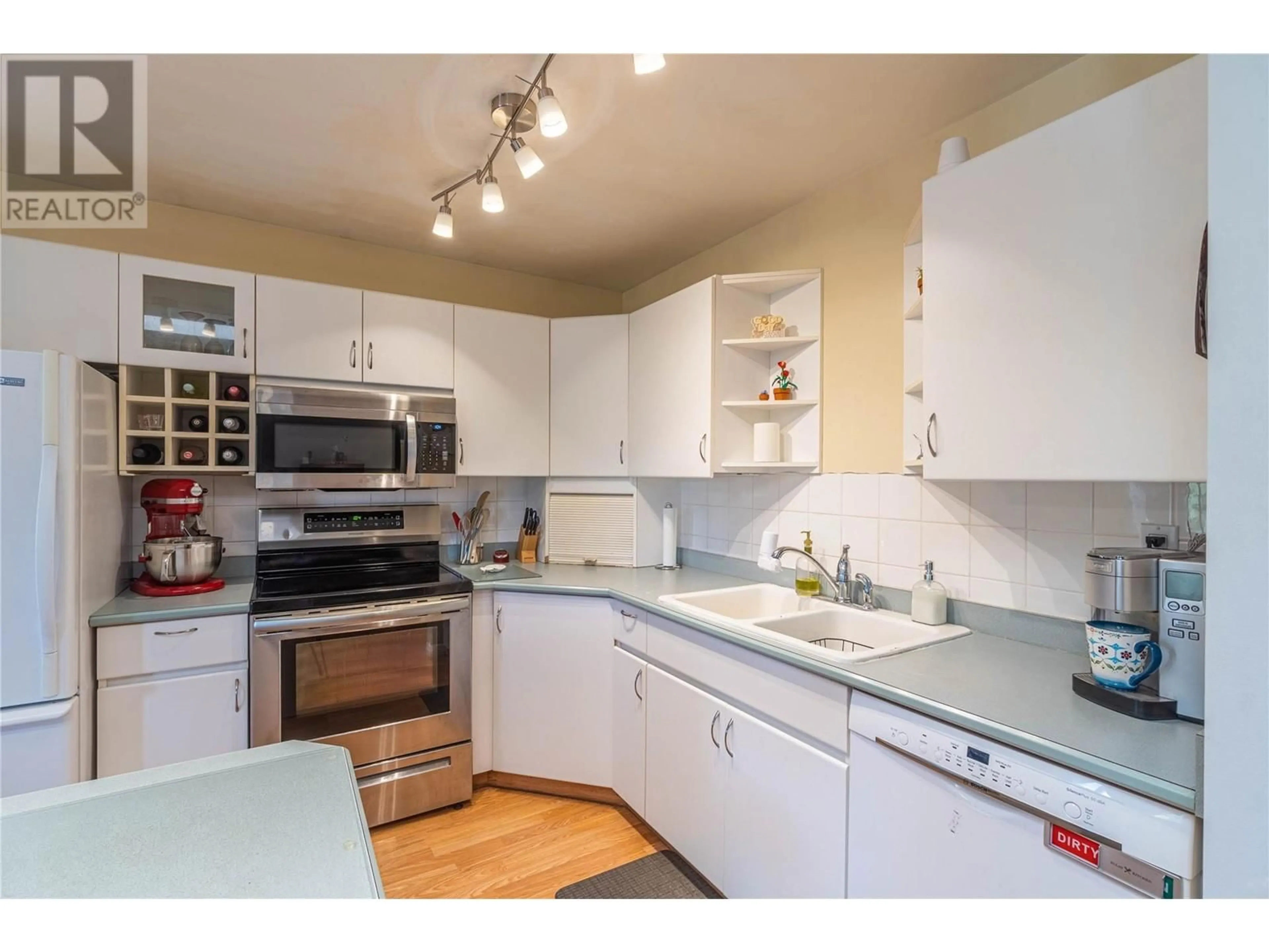 Standard kitchen, unknown for 333 WADDINGTON DRIVE, Kamloops British Columbia V2E1S3