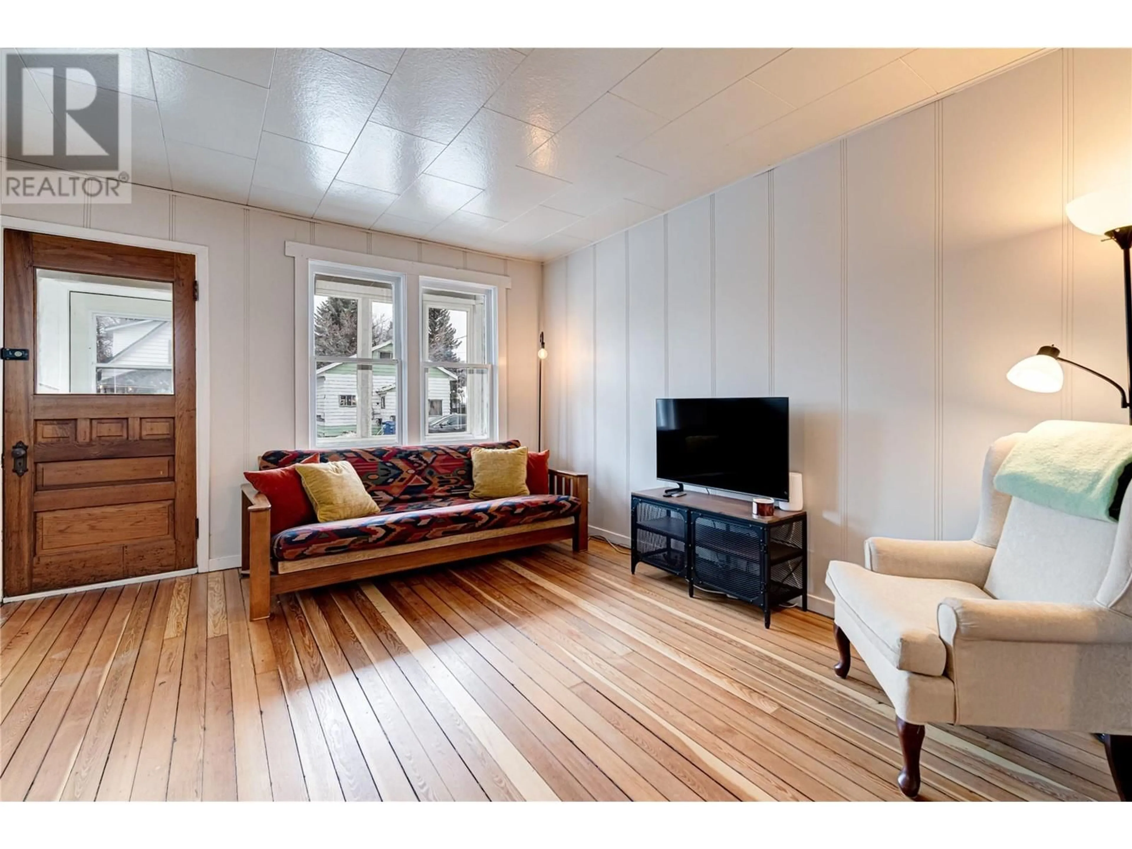 Living room with furniture, wood/laminate floor for 551 9TH AVENUE, Fernie British Columbia V0B1M0