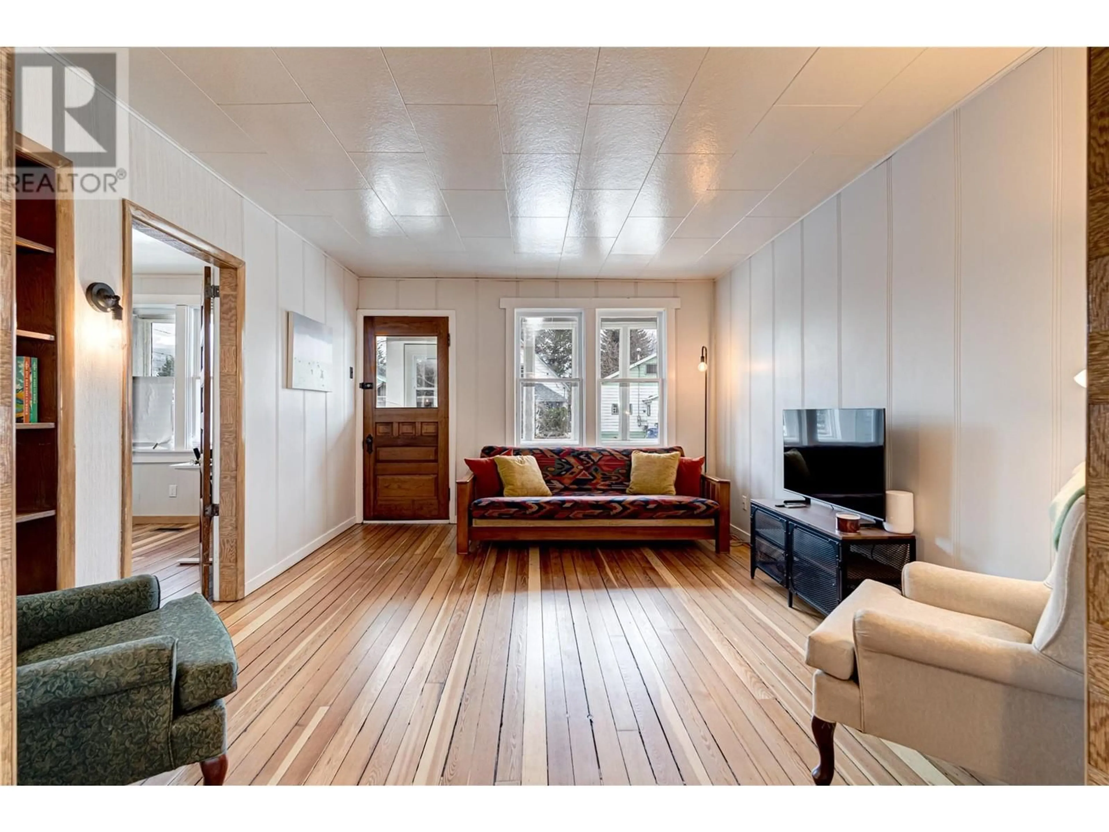 Living room with furniture, wood/laminate floor for 551 9TH AVENUE, Fernie British Columbia V0B1M0