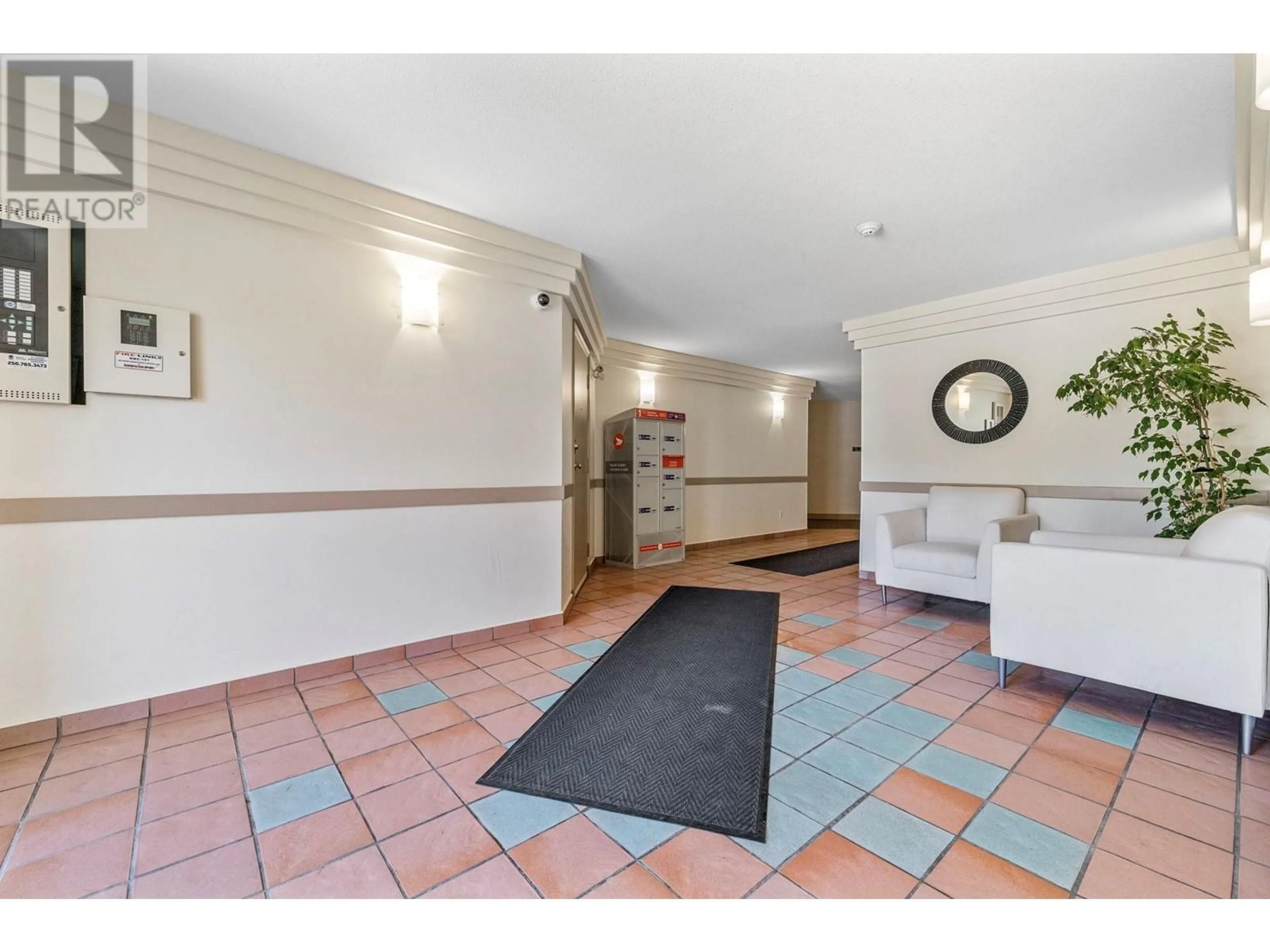 Indoor foyer for 317 - 669 HOUGHTON ROAD, Kelowna British Columbia V1X7L3