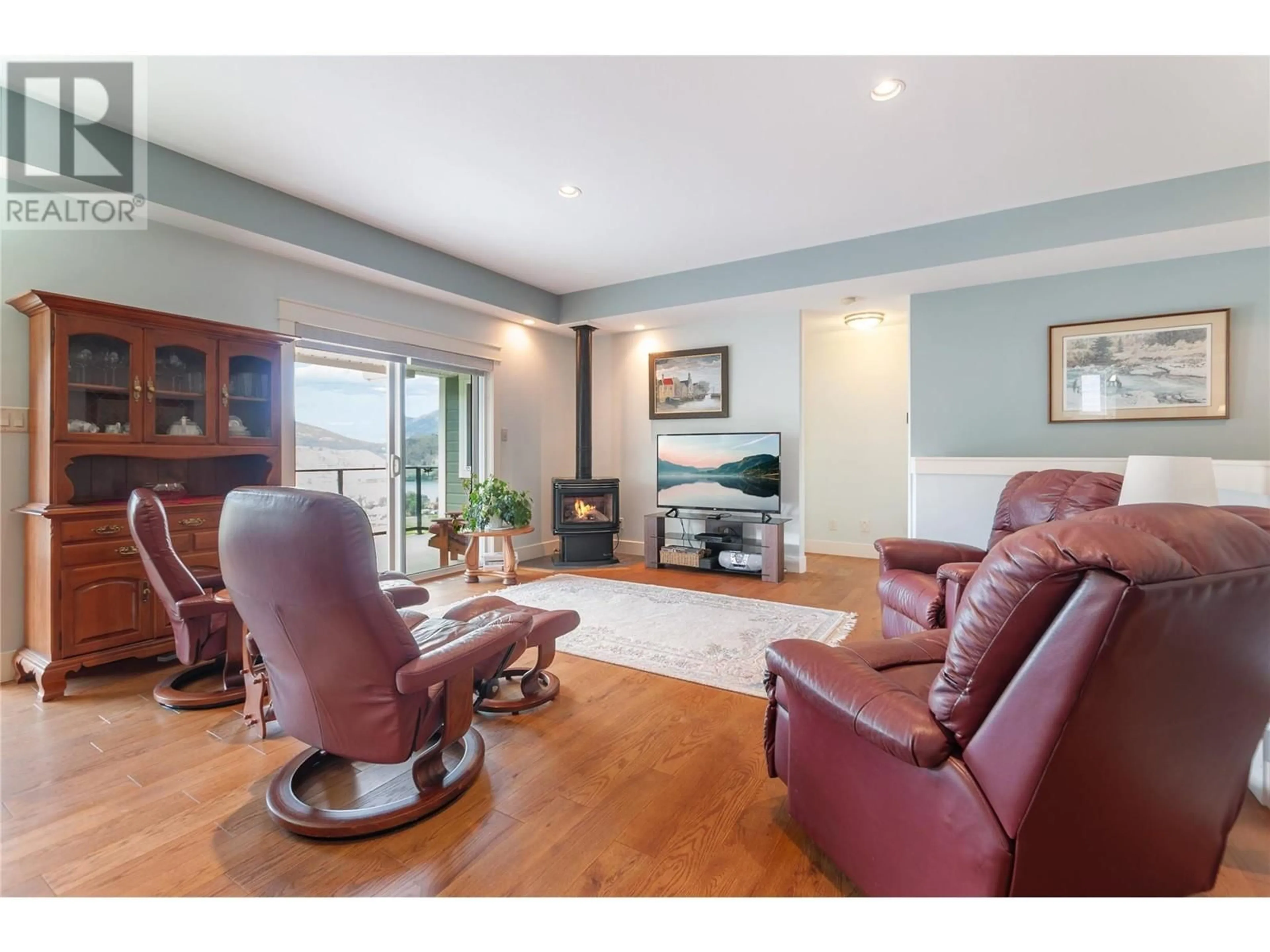 Living room with furniture, wood/laminate floor for 137 - 4400 MCLEAN CREEK ROAD, Okanagan Falls British Columbia V0H1R6
