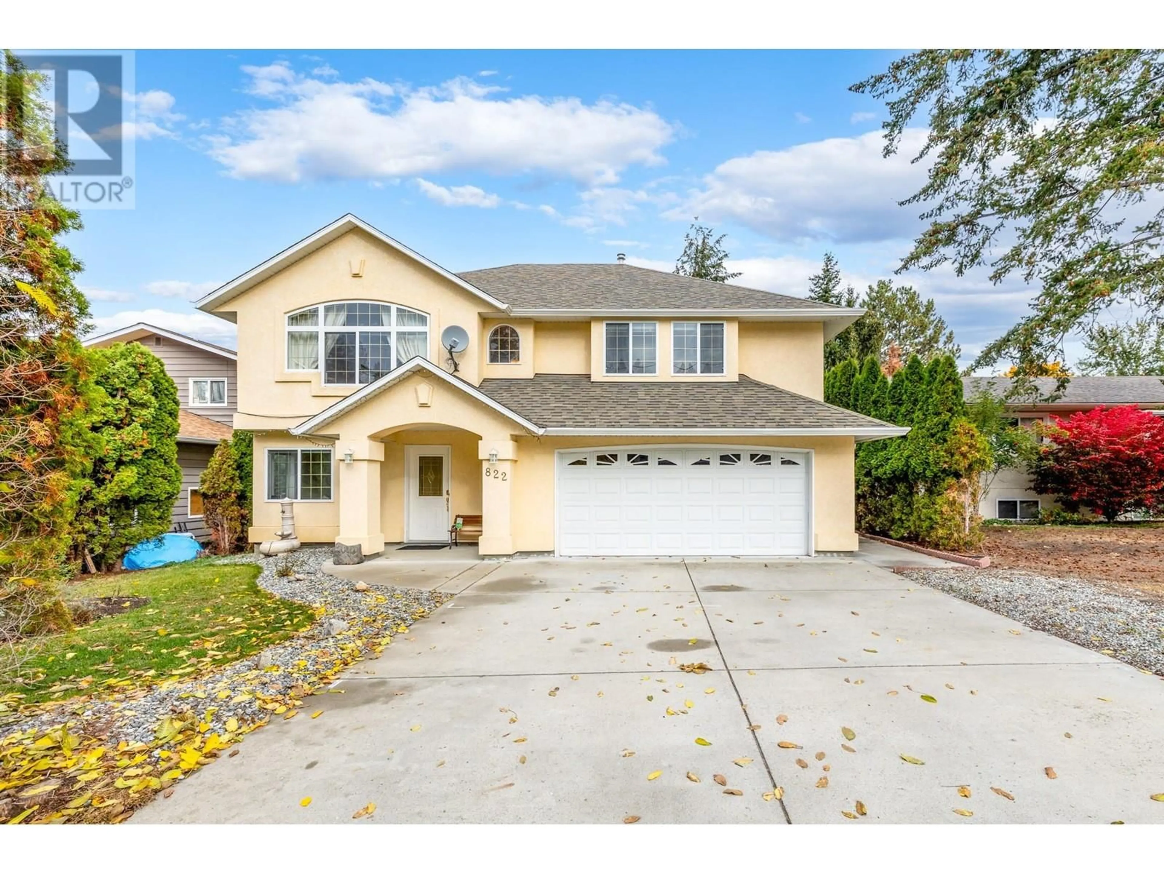 Home with vinyl exterior material, street for 822 RAYMER ROAD, Kelowna British Columbia V1W1J8