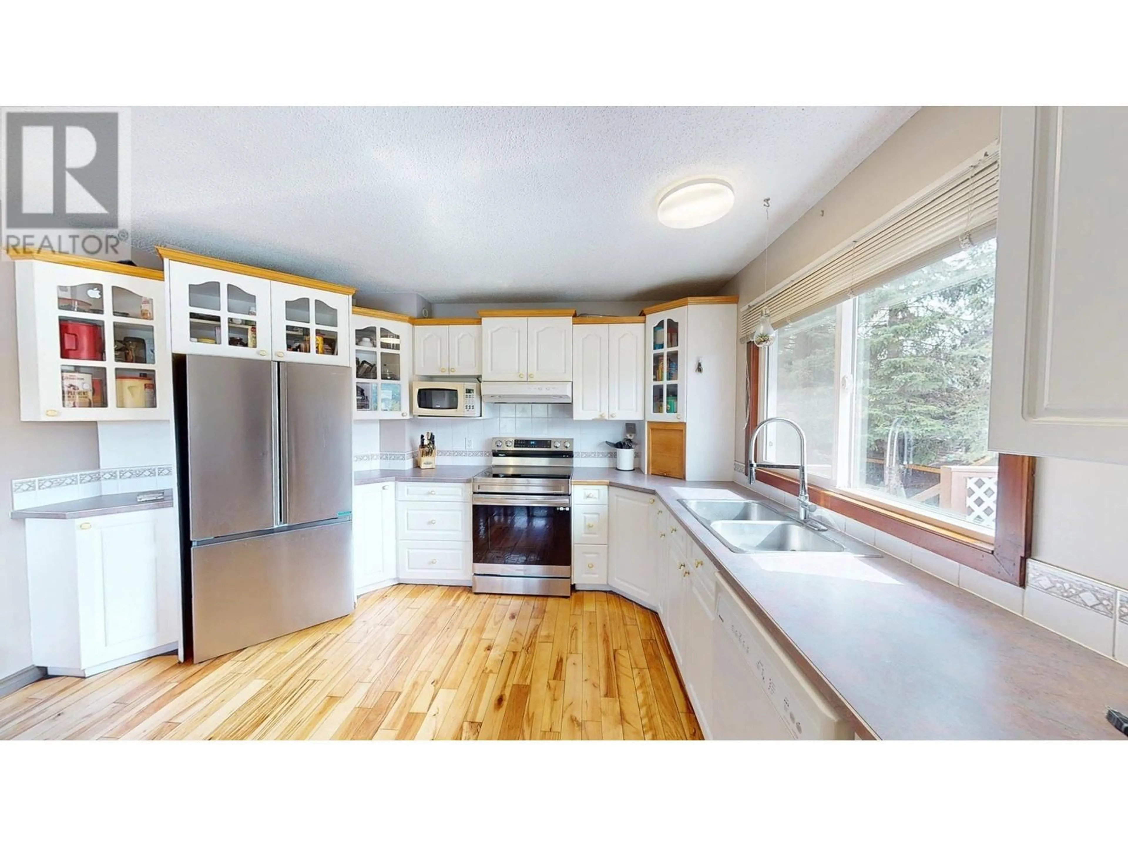 Open concept kitchen, wood/laminate floor for 1336 ALPINE DRIVE, Elkford British Columbia V0B1H0