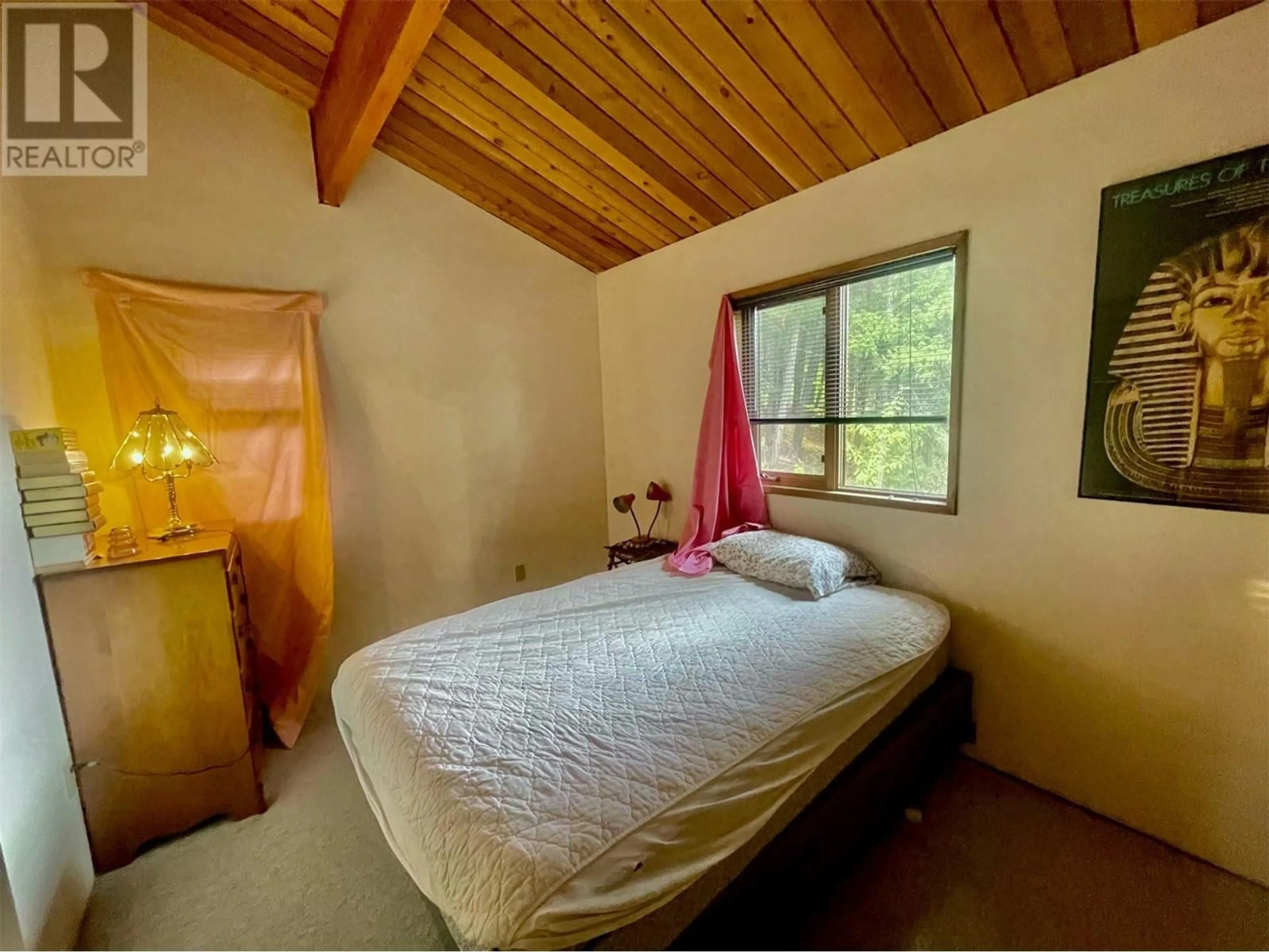 Bedroom with bed, unknown for 8200 GUN LAKE WEST ROAD, Gold Bridge British Columbia V0K1P0
