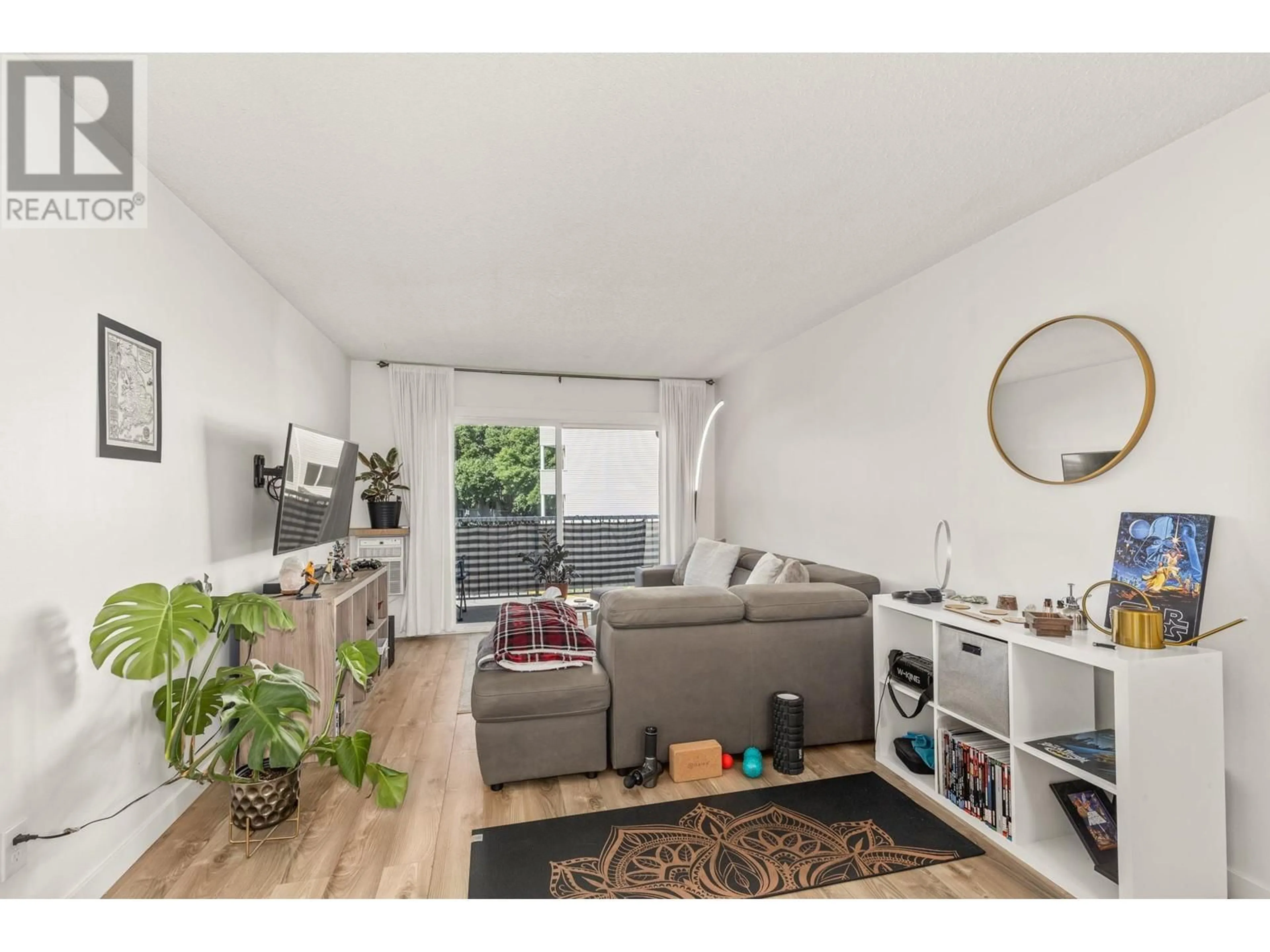Living room with furniture, wood/laminate floor for 304 - 395 FRANKLYN ROAD, Kelowna British Columbia V1X5X8