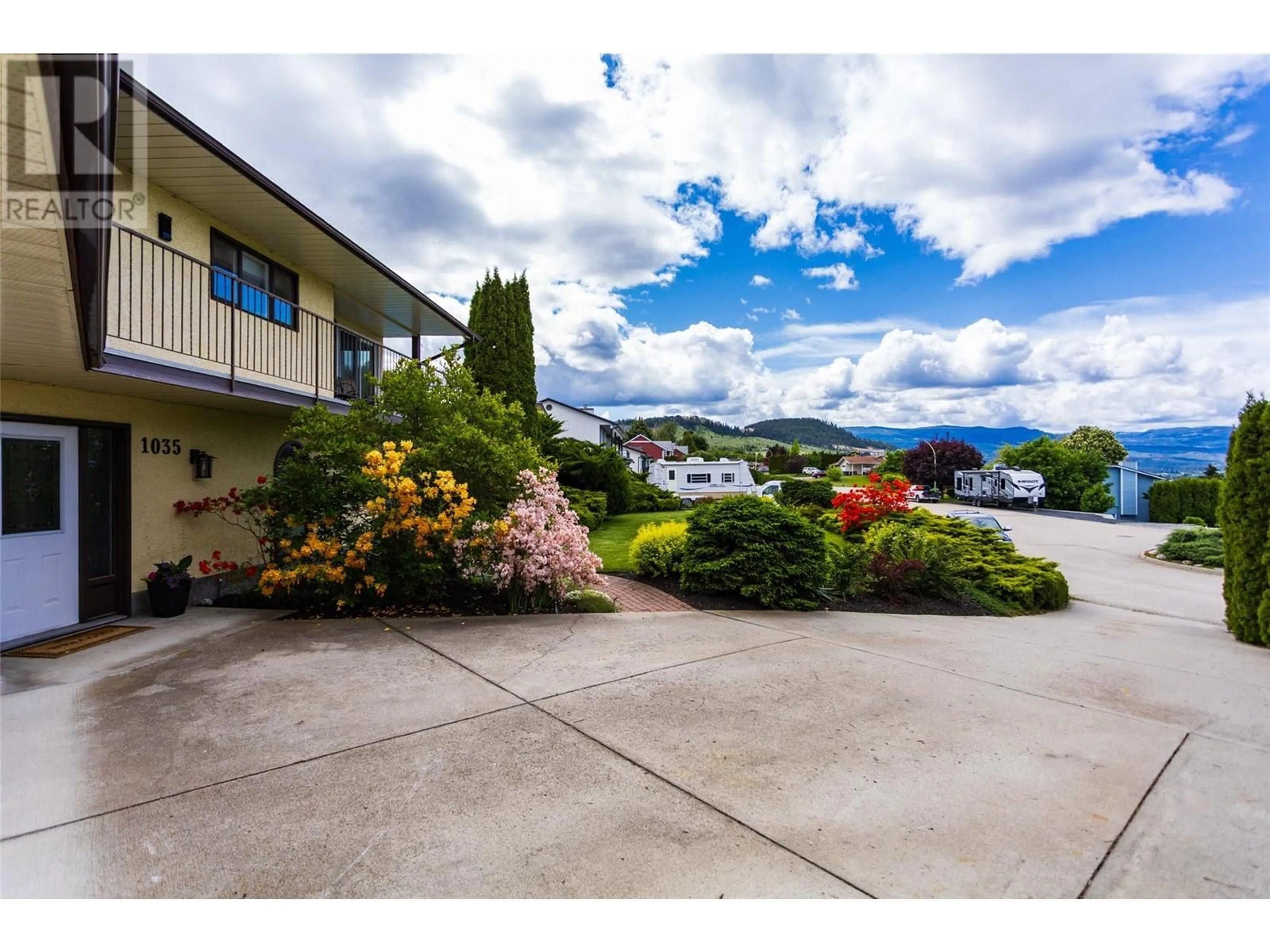 A pic from outside/outdoor area/front of a property/back of a property/a pic from drone, water/lake/river/ocean view for 1035 SUTCLIFFE COURT, Kelowna British Columbia V1P1B6