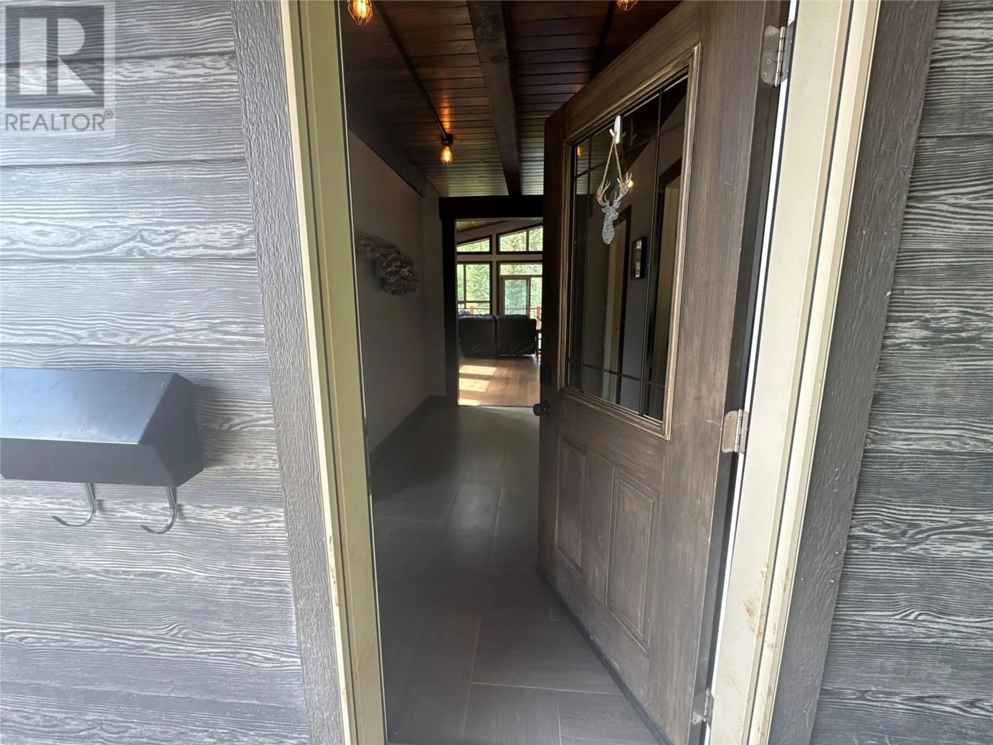 Indoor foyer for 7717 JAFFRAY-BAYNES LAKE RD ROAD, Jaffray British Columbia V0B1T0