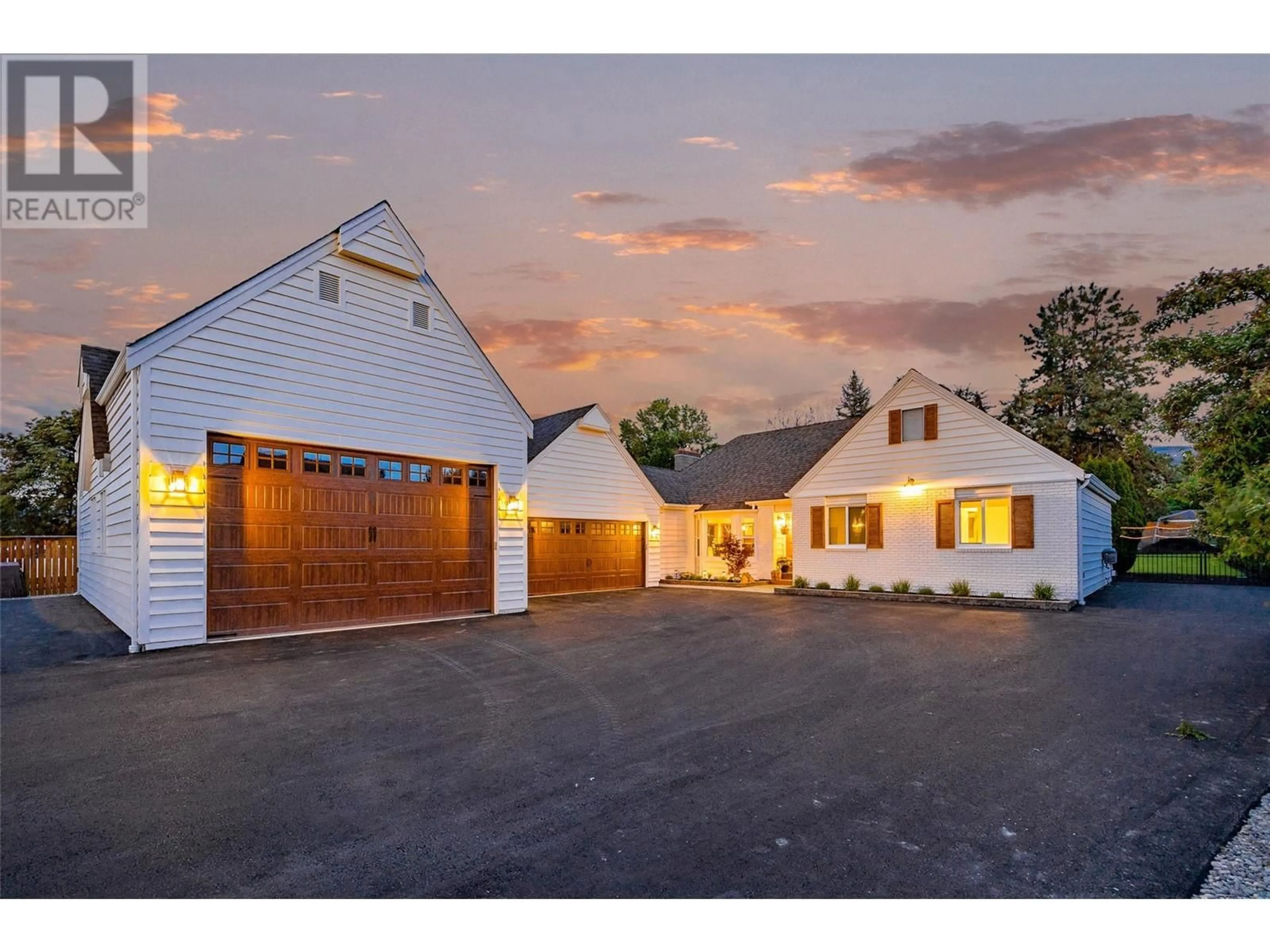 Indoor garage for 1451 OAKRIDGE ROAD, Kelowna British Columbia V1W3A8