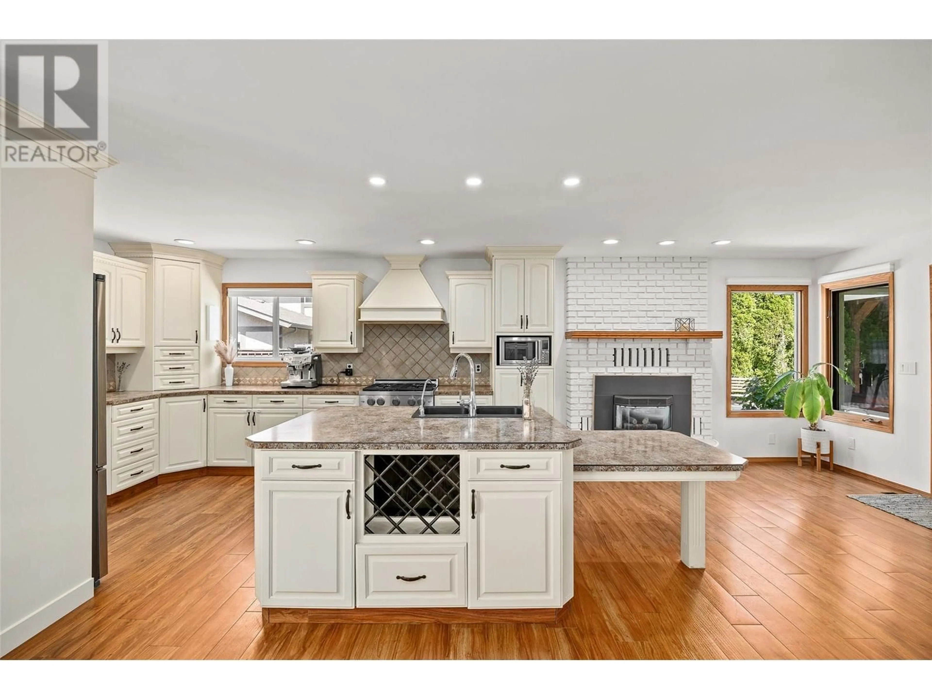 Open concept kitchen, unknown for 1451 OAKRIDGE ROAD, Kelowna British Columbia V1W3A8