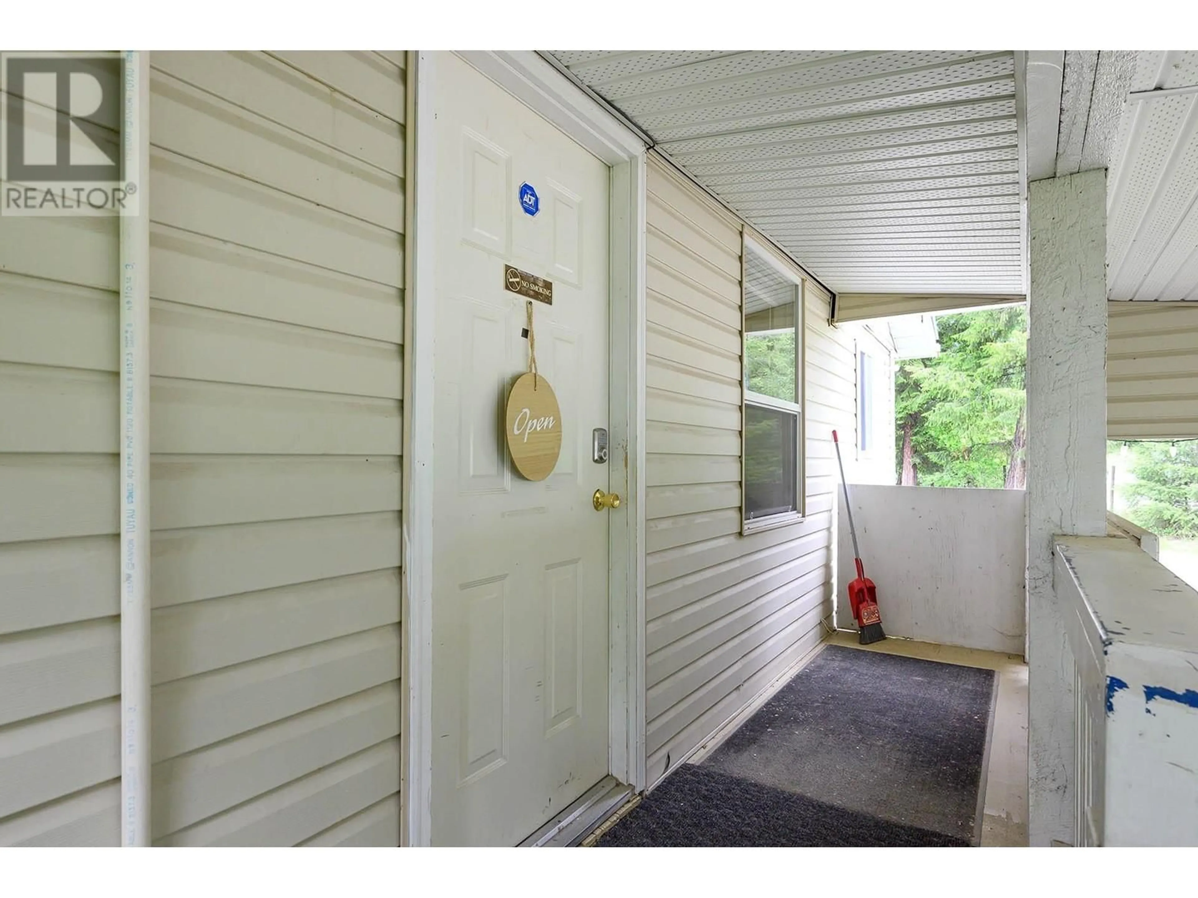 Indoor entryway for 32 OLD N THOMPSON  E HIGHWAY, Clearwater British Columbia V0E1N2