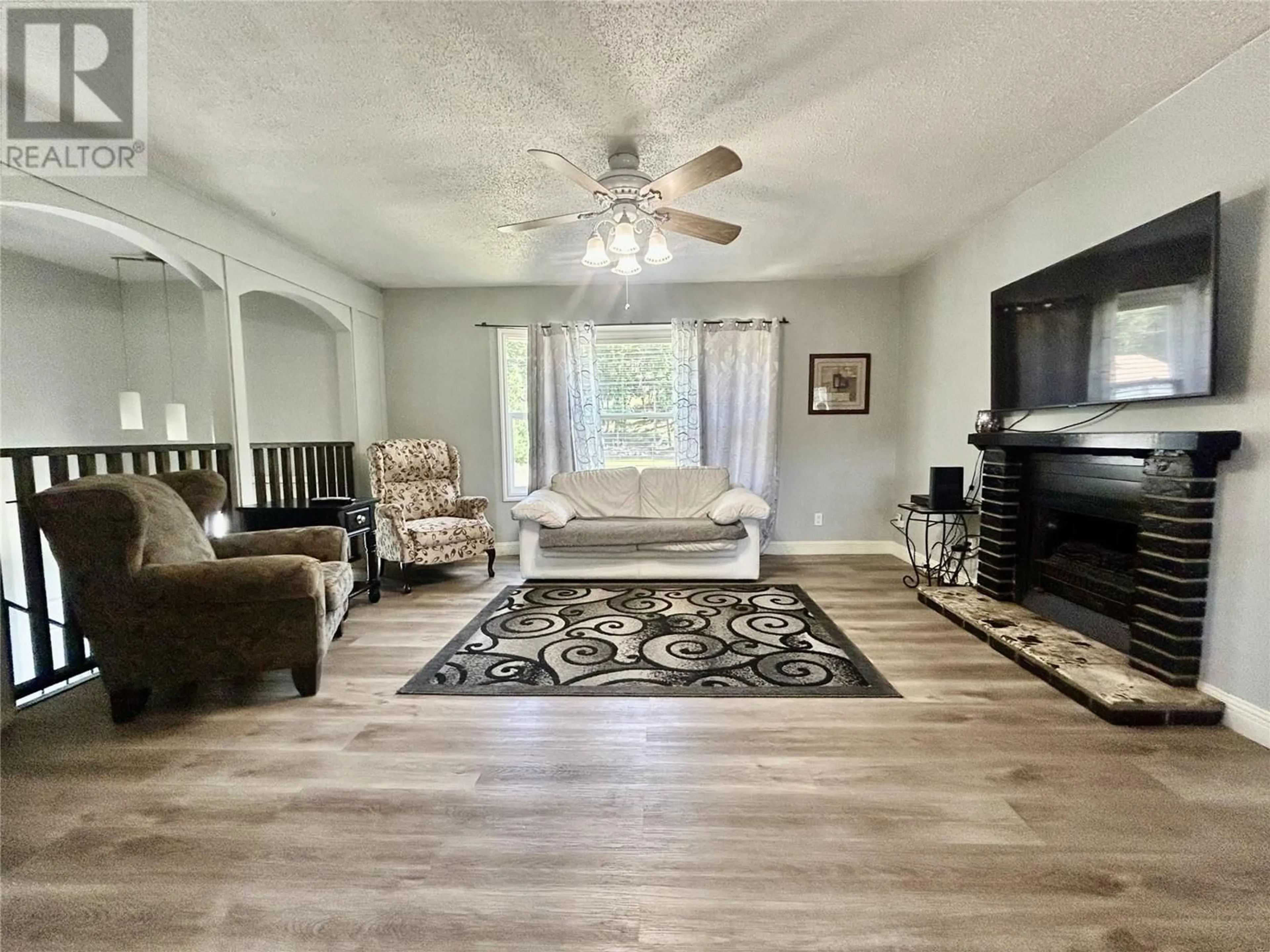 Living room with furniture, unknown for 4683 BIRCH LANE, Barriere British Columbia V0E1E0