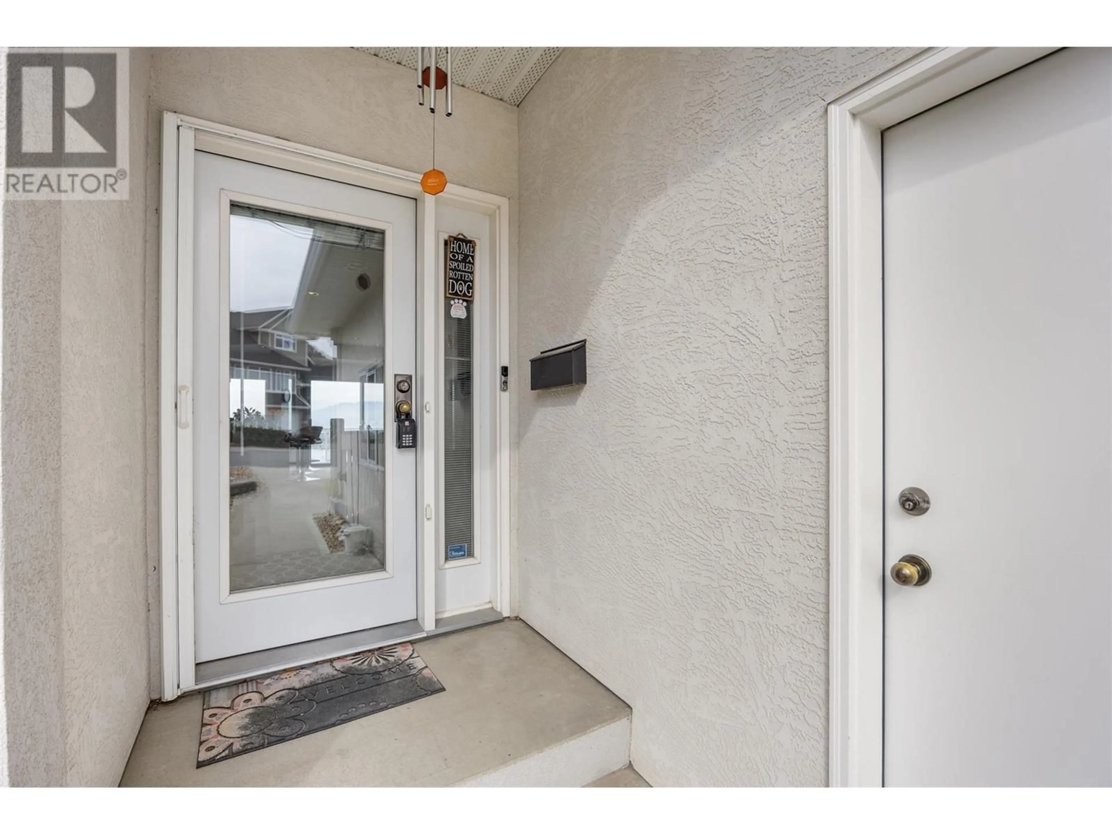 Indoor foyer for 33 - 1651 VALLEYVIEW DRIVE, Kamloops British Columbia V2C0A4