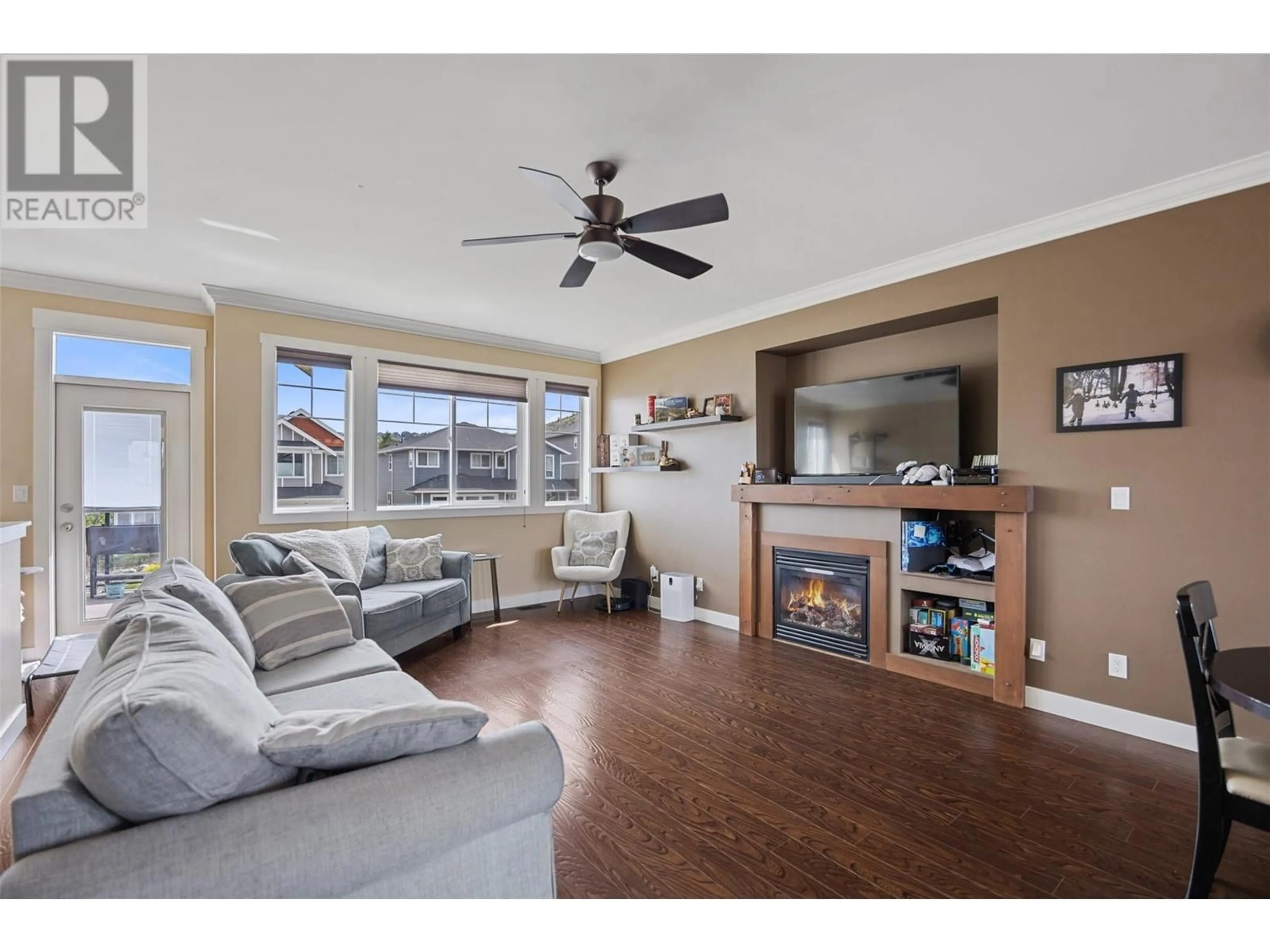 Living room with furniture, wood/laminate floor for 876 WOODRUSH DRIVE, Kamloops British Columbia V2B0E3