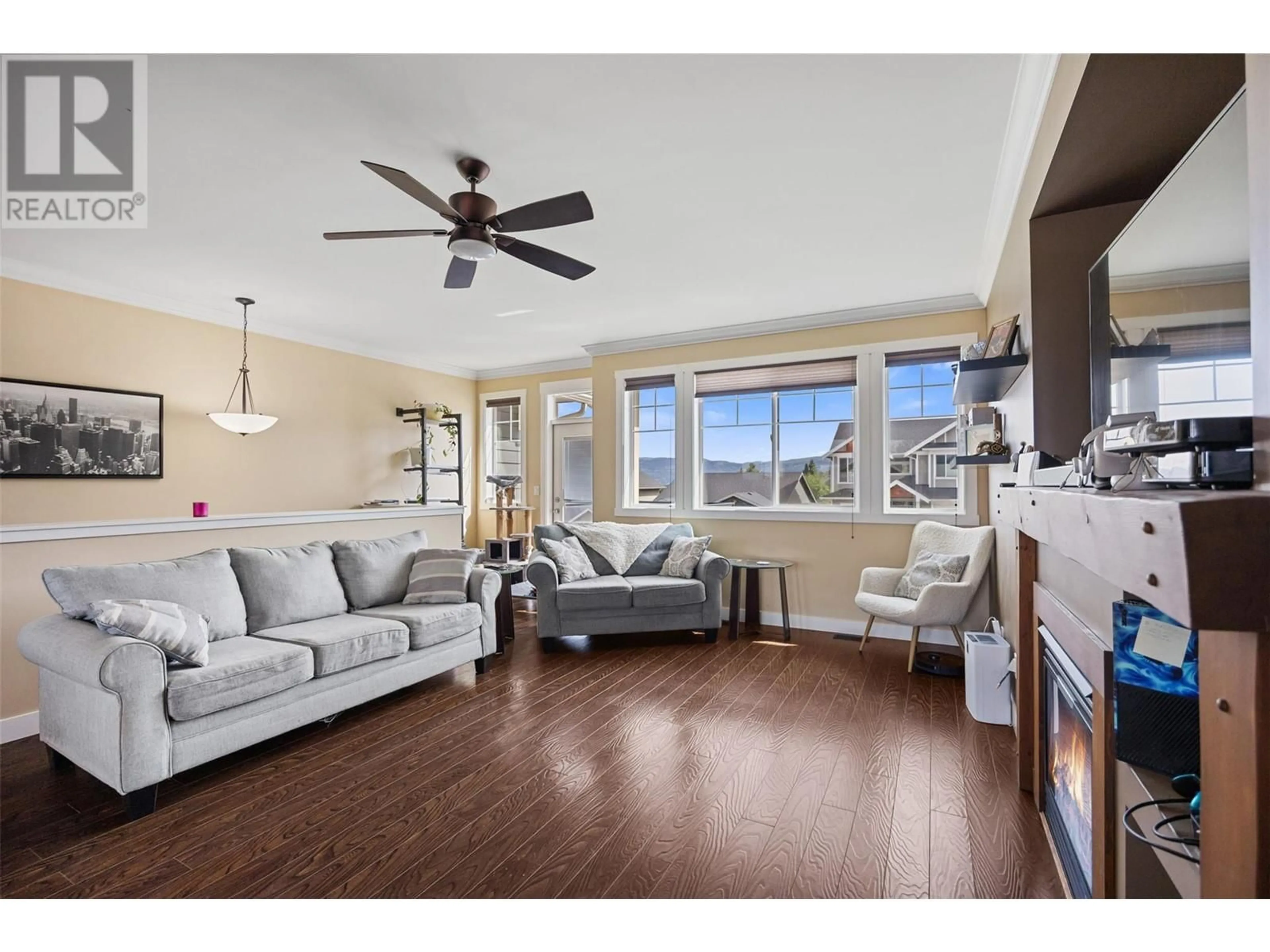 Living room with furniture, wood/laminate floor for 876 WOODRUSH DRIVE, Kamloops British Columbia V2B0E3