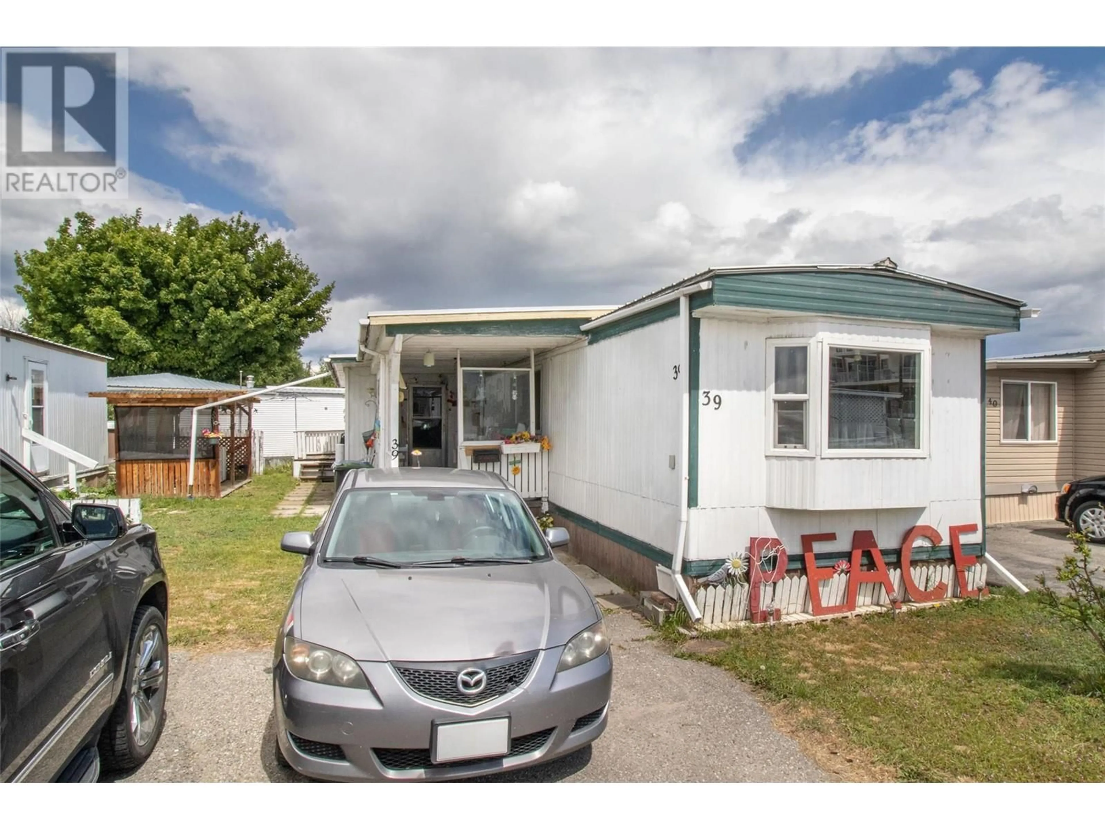 Home with vinyl exterior material, street for 39 - 3745 LAKESHORE ROAD, Kelowna British Columbia V1W3K4